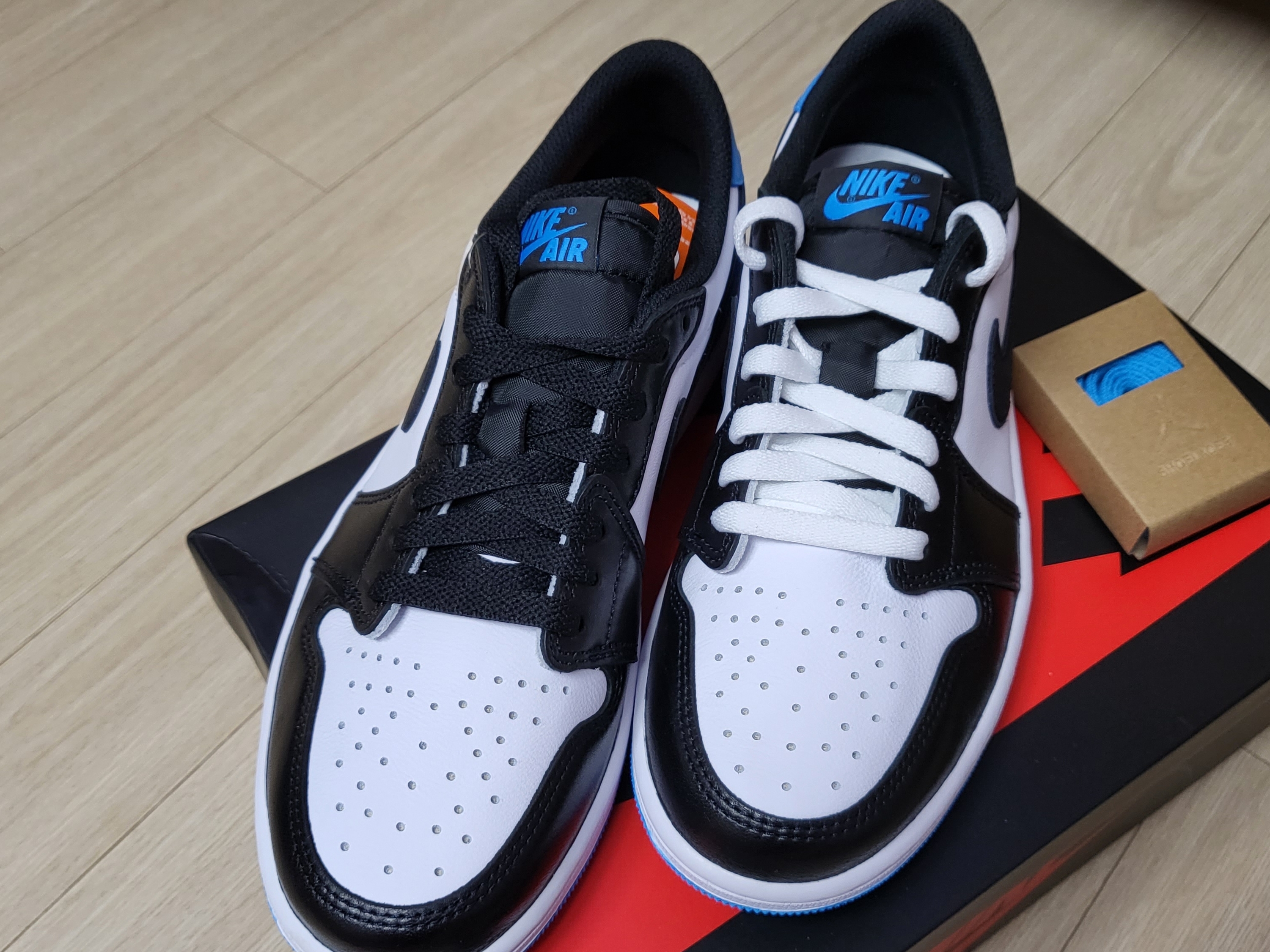 Jordan 1 Retro Low OG Black and Dark Powder Blue 착용 스타일 - 2