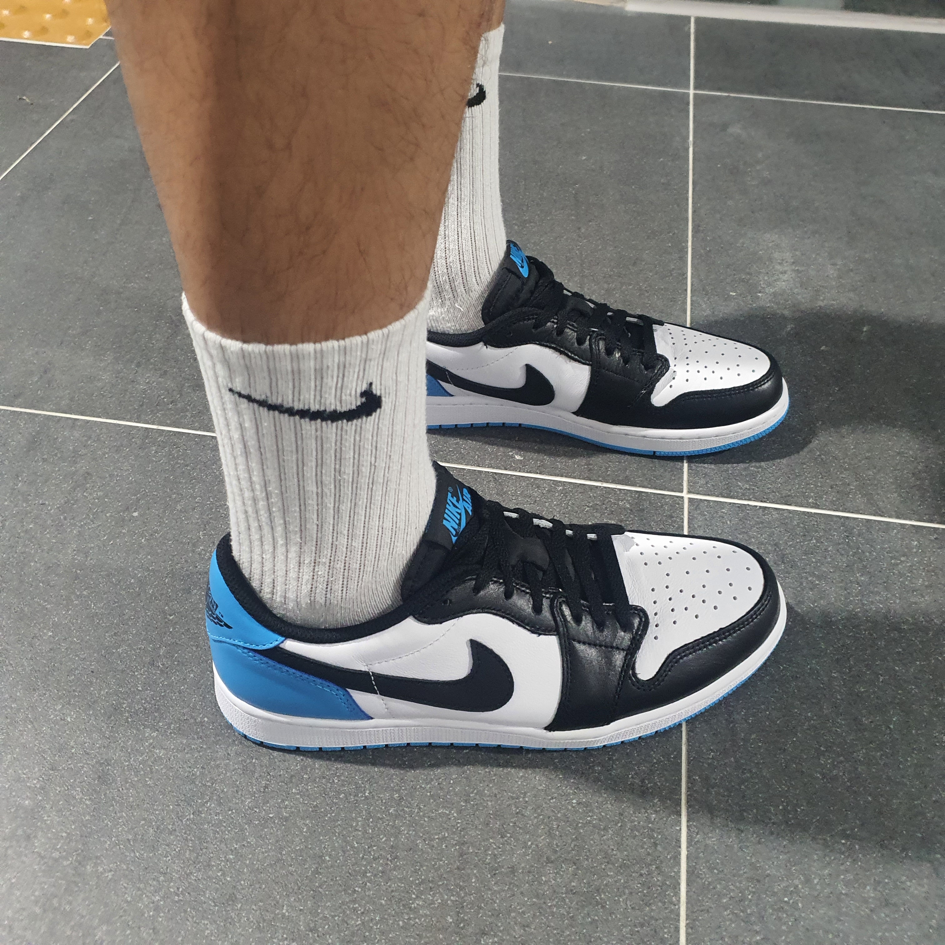 Jordan 1 Retro Low OG Black and Dark Powder Blue 착용 스타일