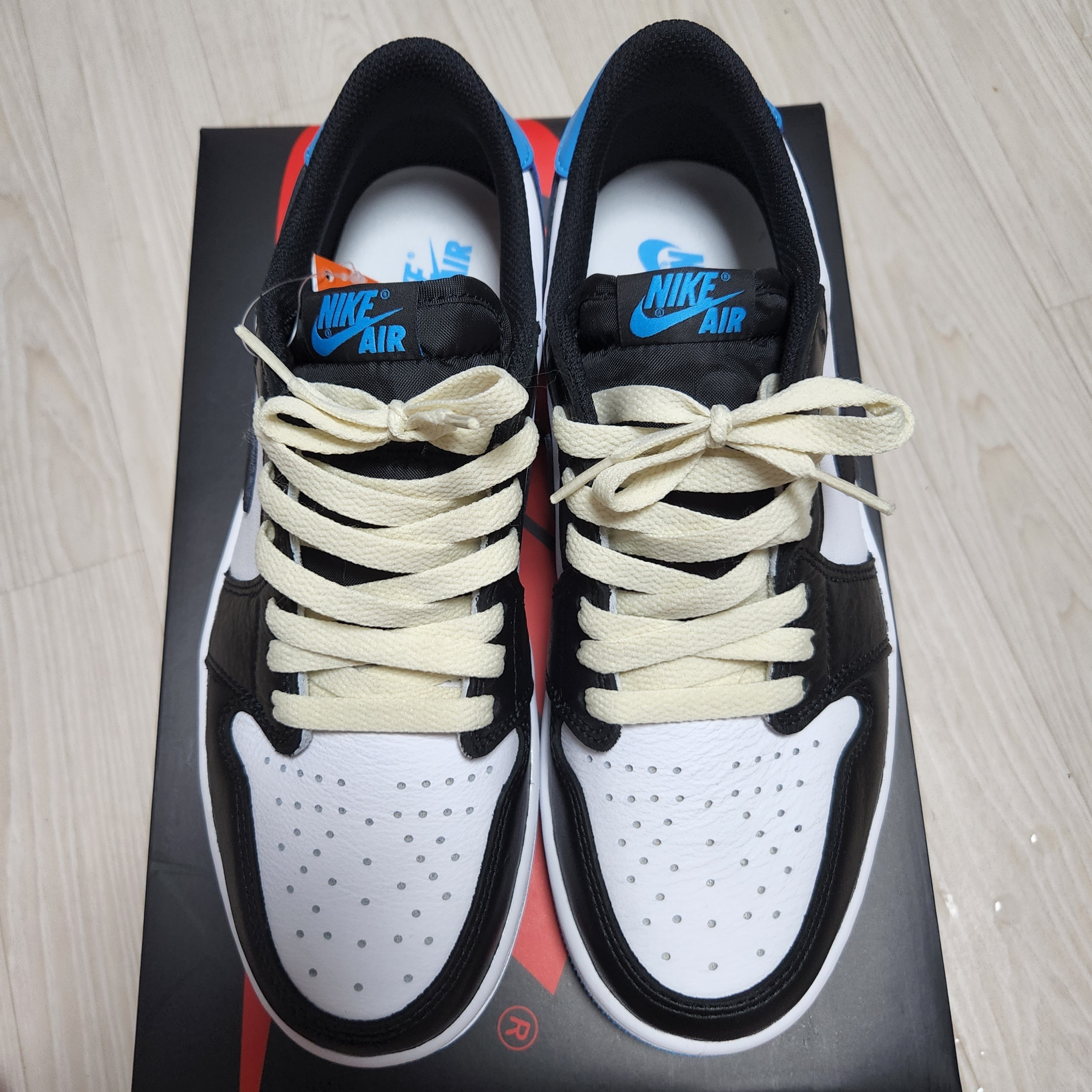 Jordan 1 Retro Low OG Black and Dark Powder Blue 착용 스타일 - 3