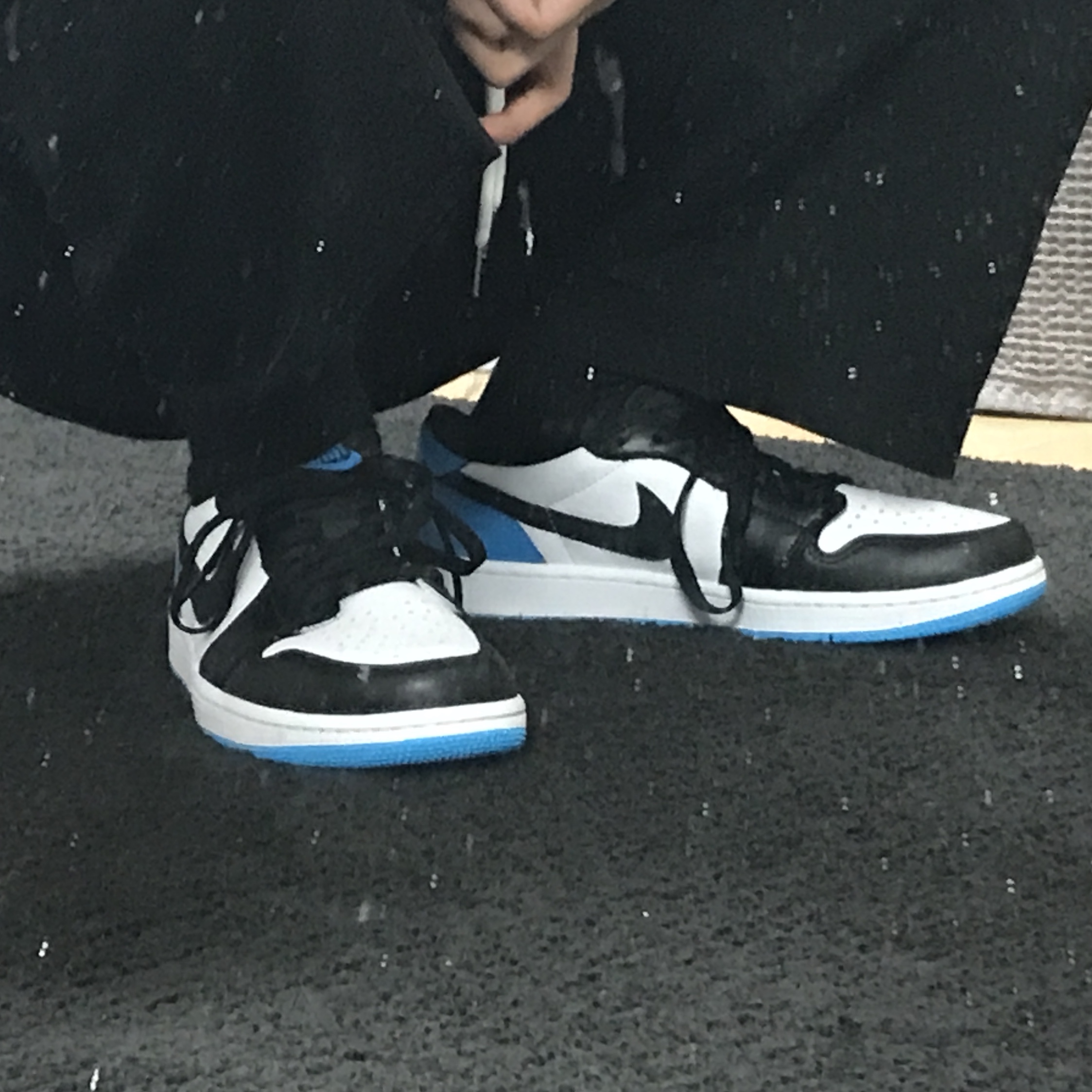 Jordan 1 Retro Low OG Black and Dark Powder Blue 착용 스타일