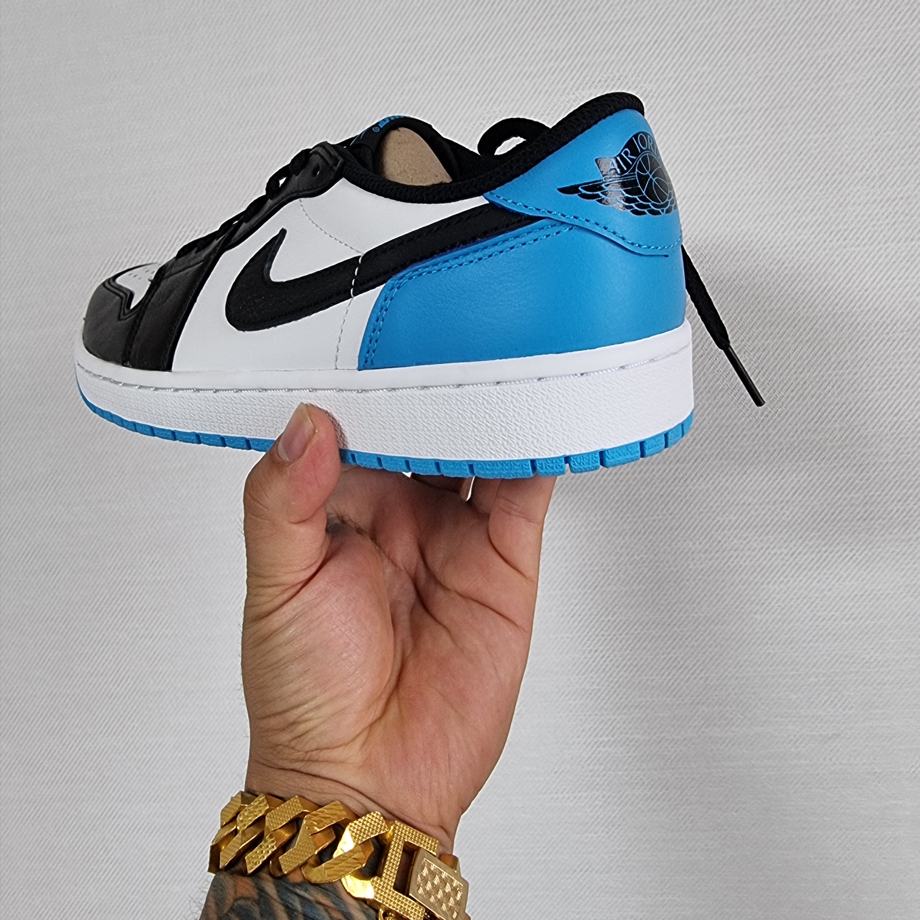 Jordan 1 Retro Low OG Black and Dark Powder Blue 착용 스타일 - 2