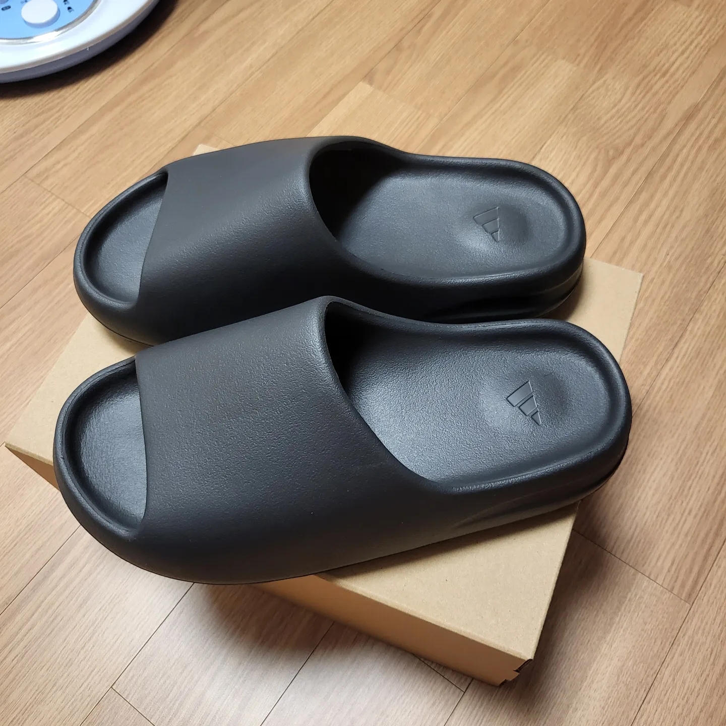 Adidas Yeezy Slide Onyx 착용 스타일 - 1