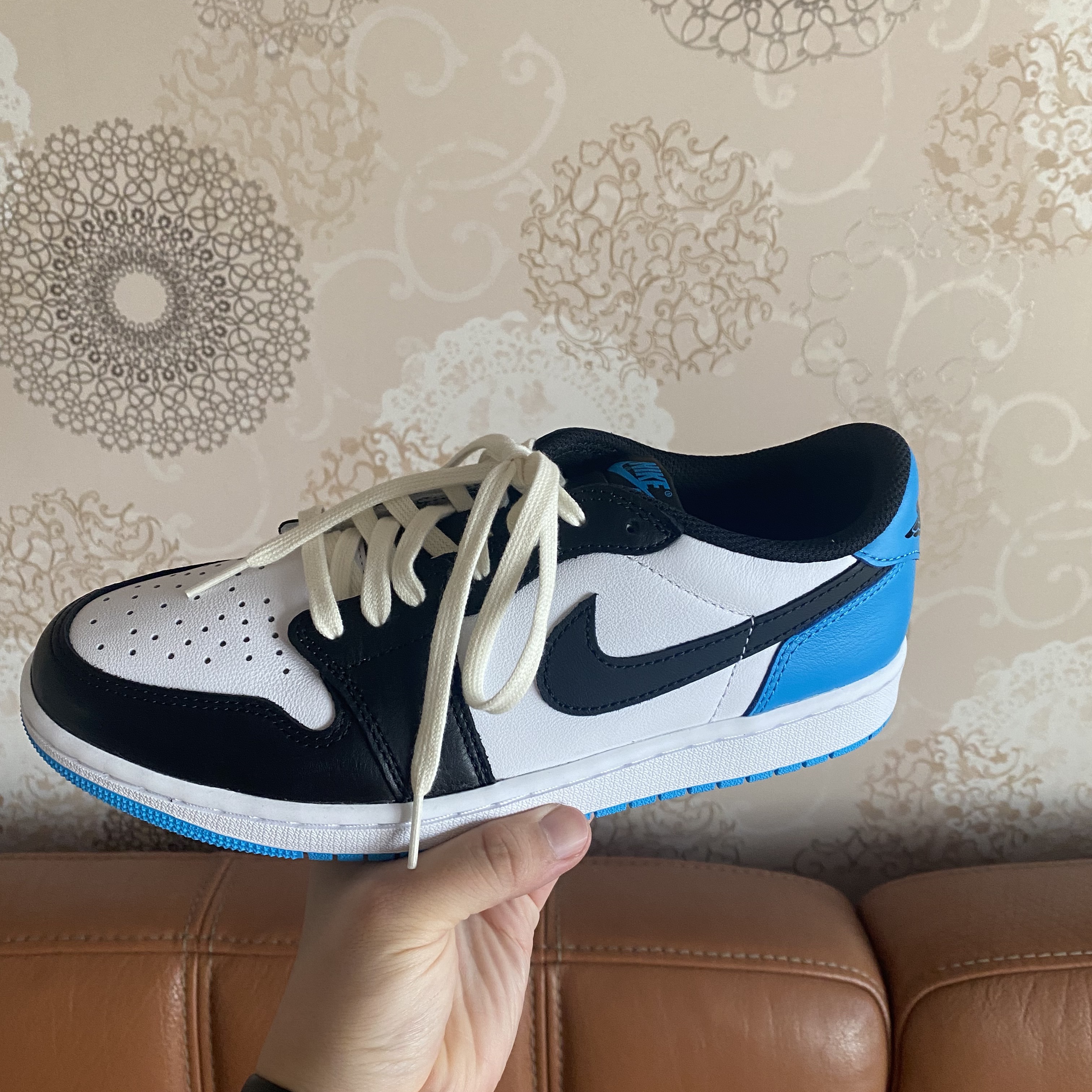 Jordan 1 Retro Low OG Black and Dark Powder Blue 착용 스타일
