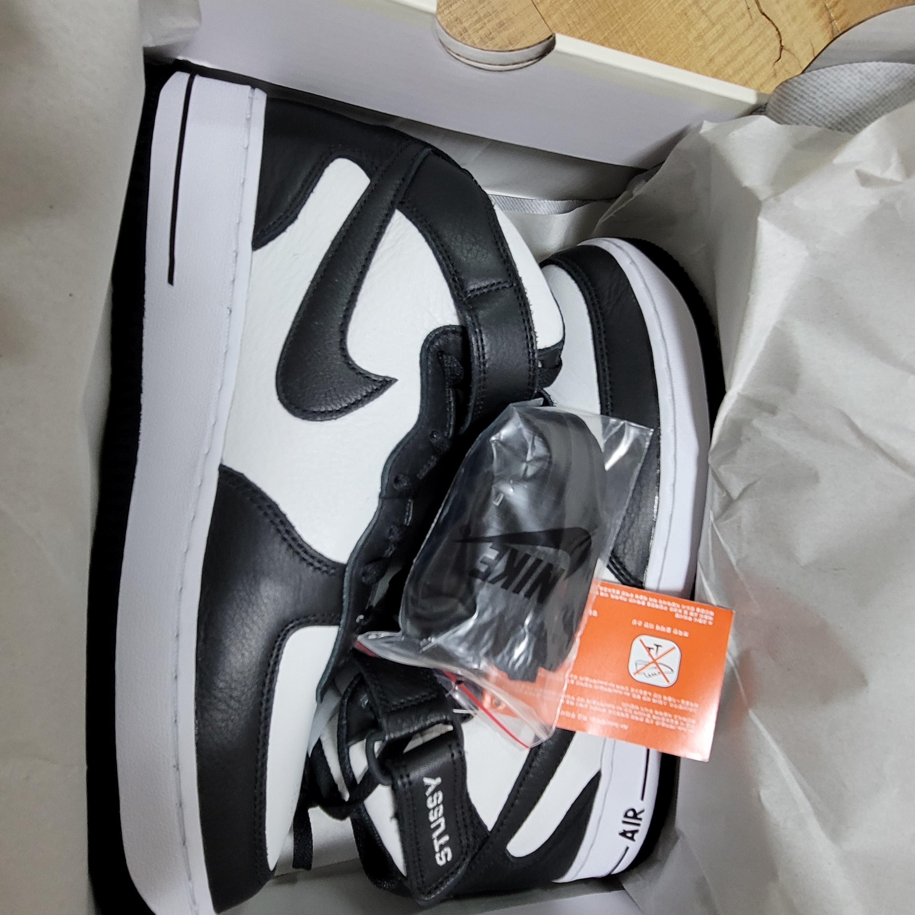 Nike x Stussy Air Force 1 '07 Mid SP Black and Light Bone 착용 스타일
