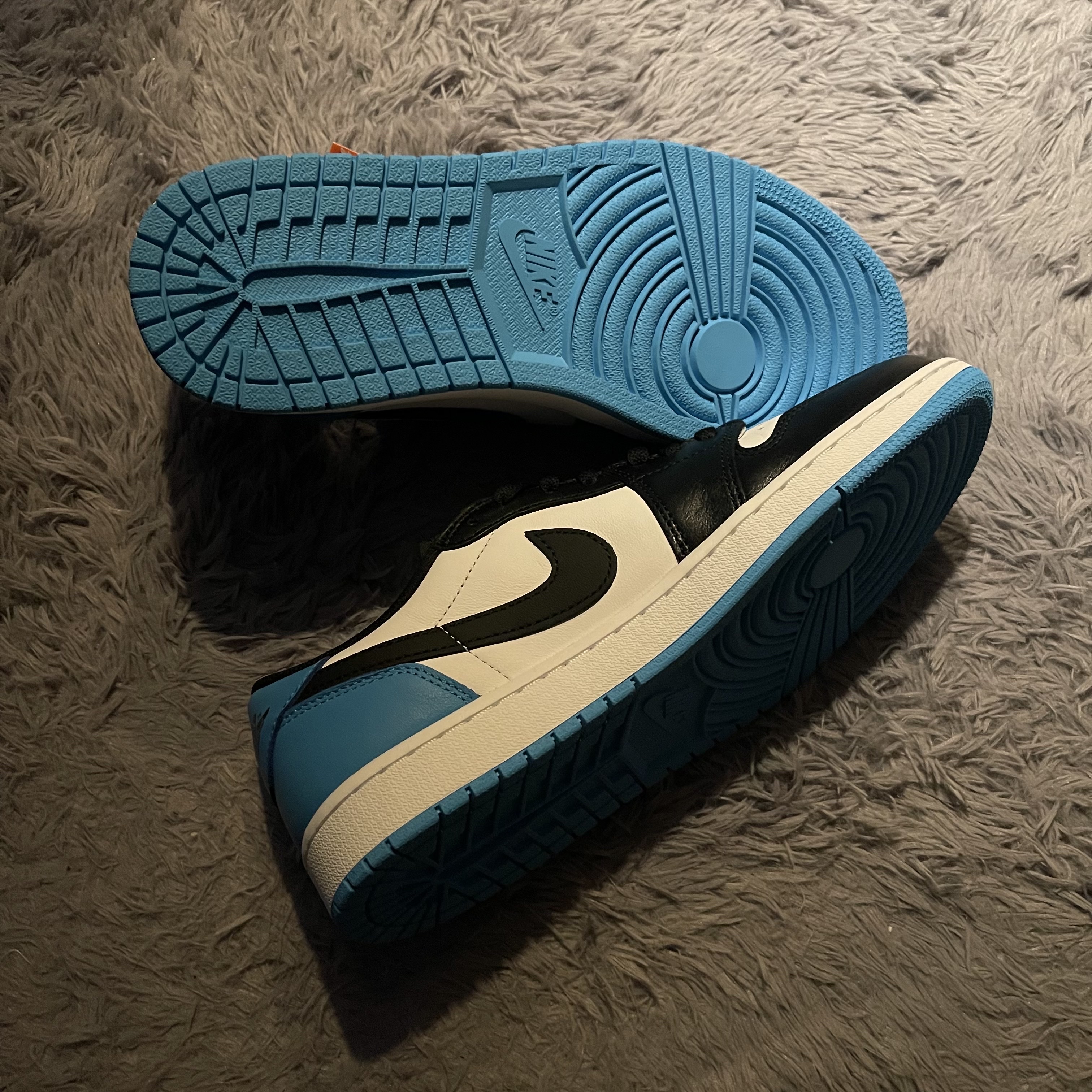 Jordan 1 Retro Low OG Black and Dark Powder Blue 착용 스타일 - 3