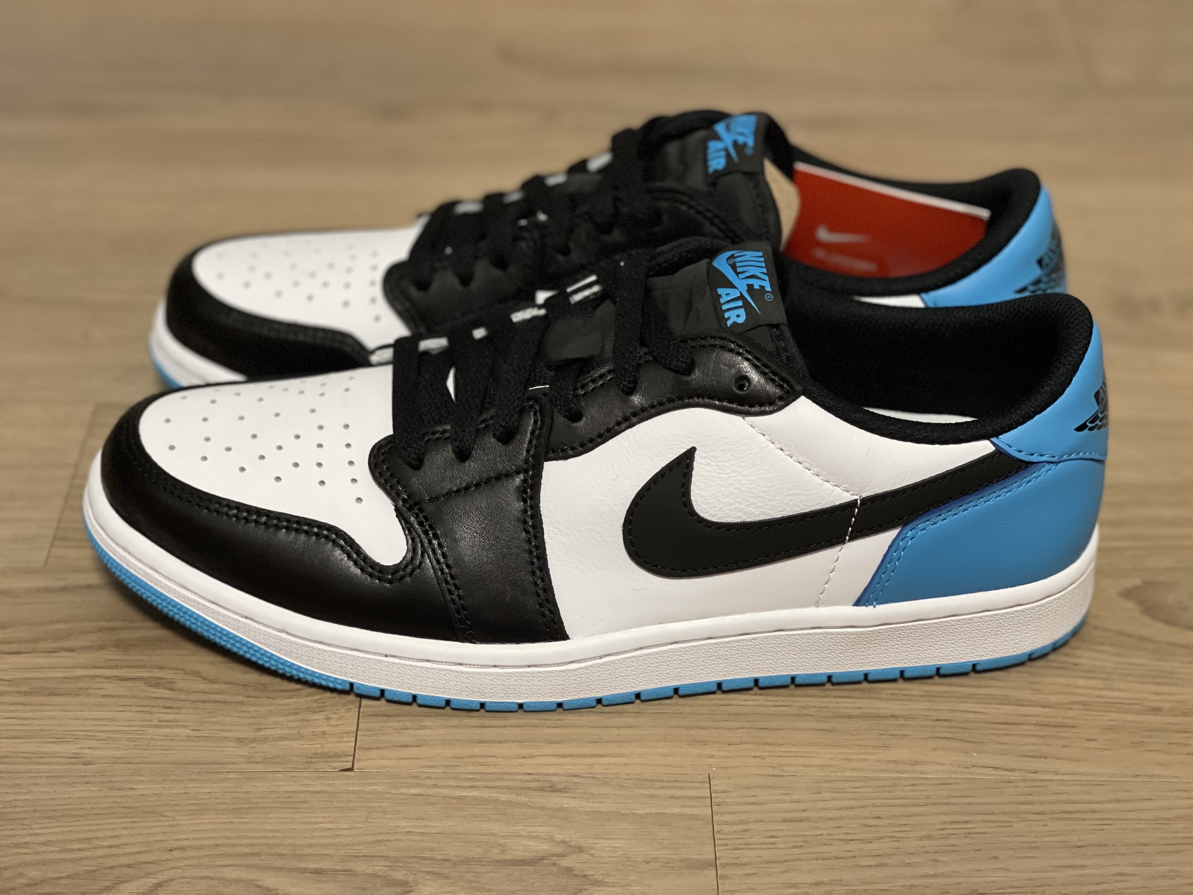 Jordan 1 Retro Low OG Black and Dark Powder Blue 착용 스타일 - 1