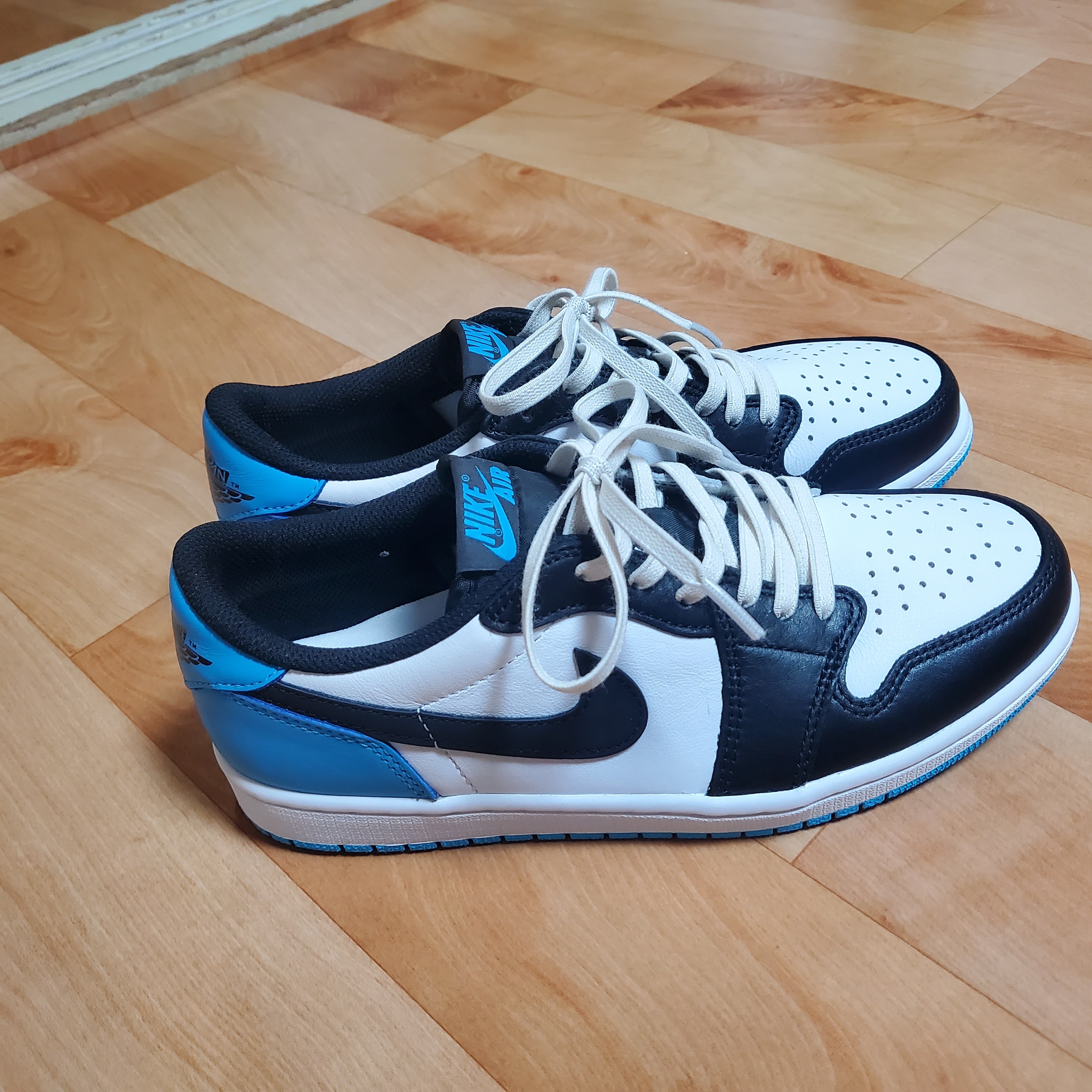 Jordan 1 Retro Low OG Black and Dark Powder Blue 착용 스타일 - 1