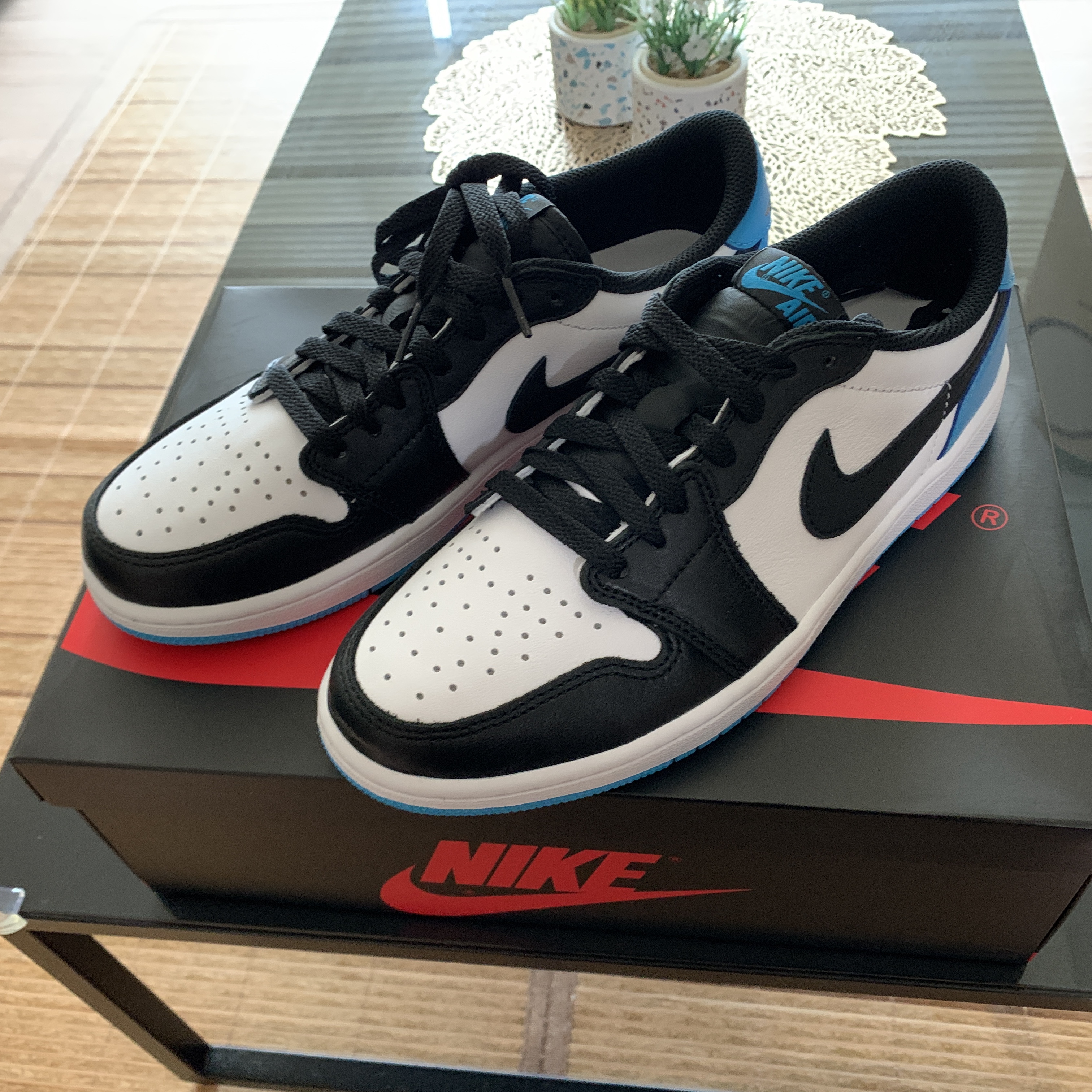 Jordan 1 Retro Low OG Black and Dark Powder Blue 착용 스타일