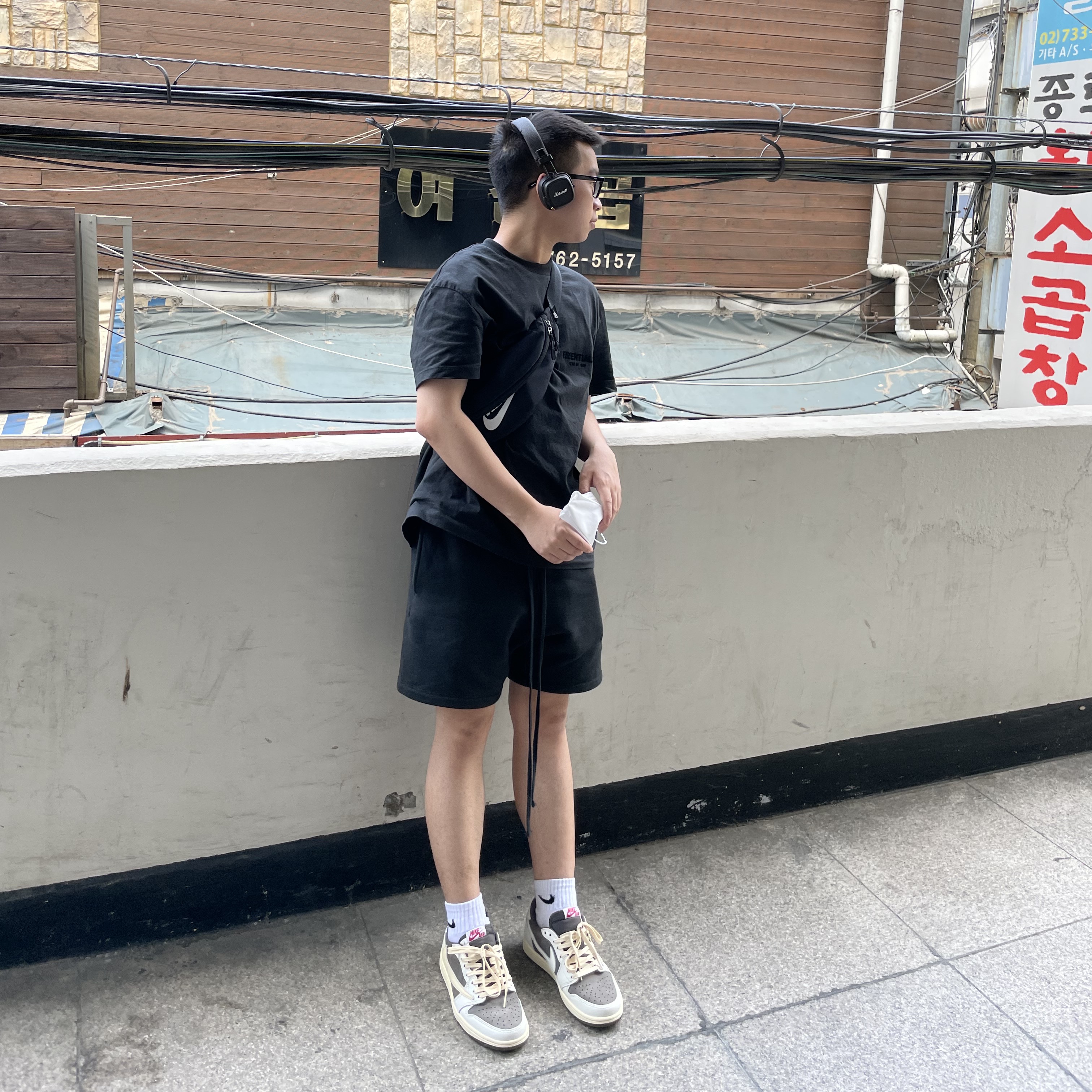 Jordan 1 x Travis Scott Retro Low OG SP Sail and Ridgerock, Essentials The Core Collection T-Shirt Stretch Limo 착용 스타일