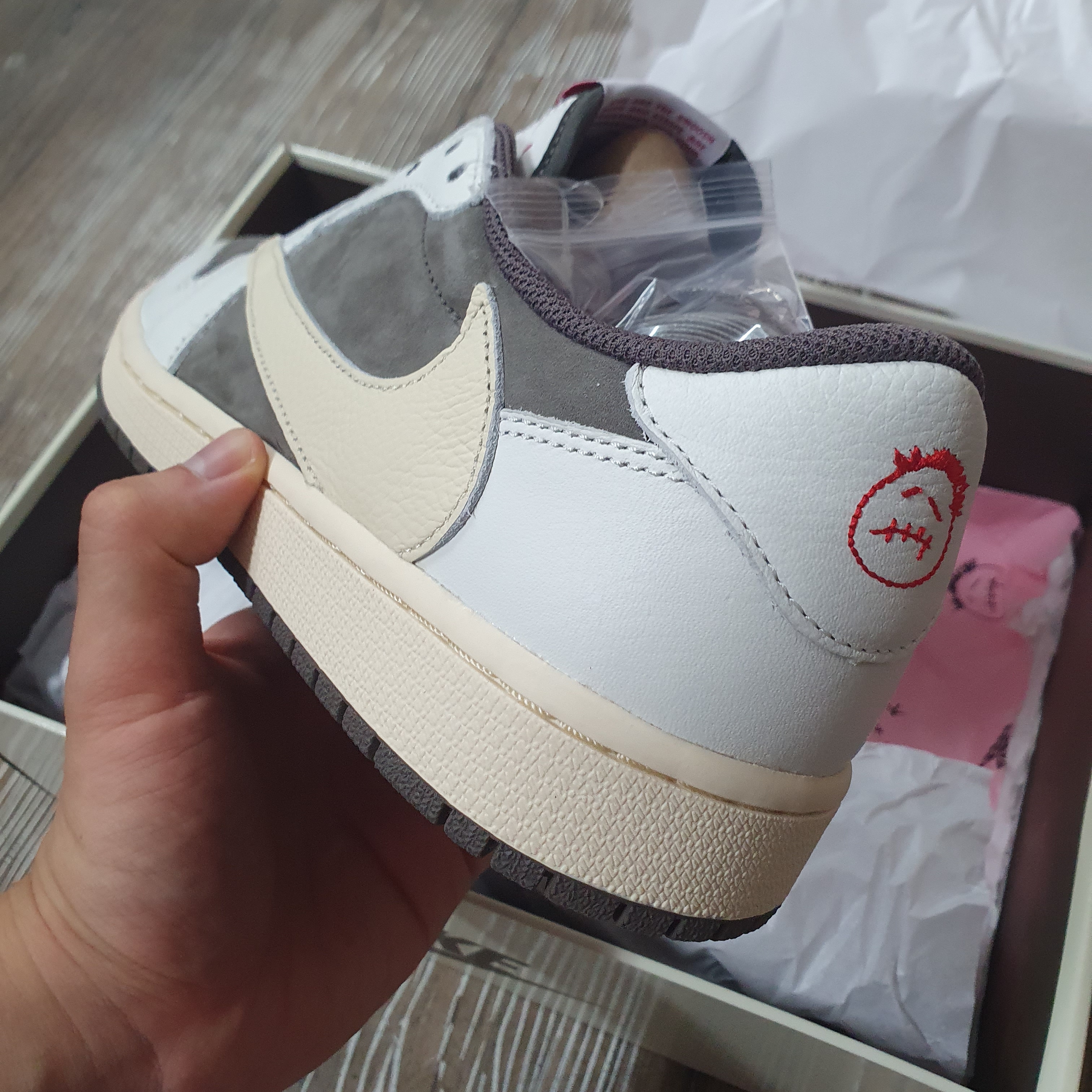 Jordan 1 x Travis Scott Retro Low OG SP Sail and Ridgerock 착용 스타일 - 3