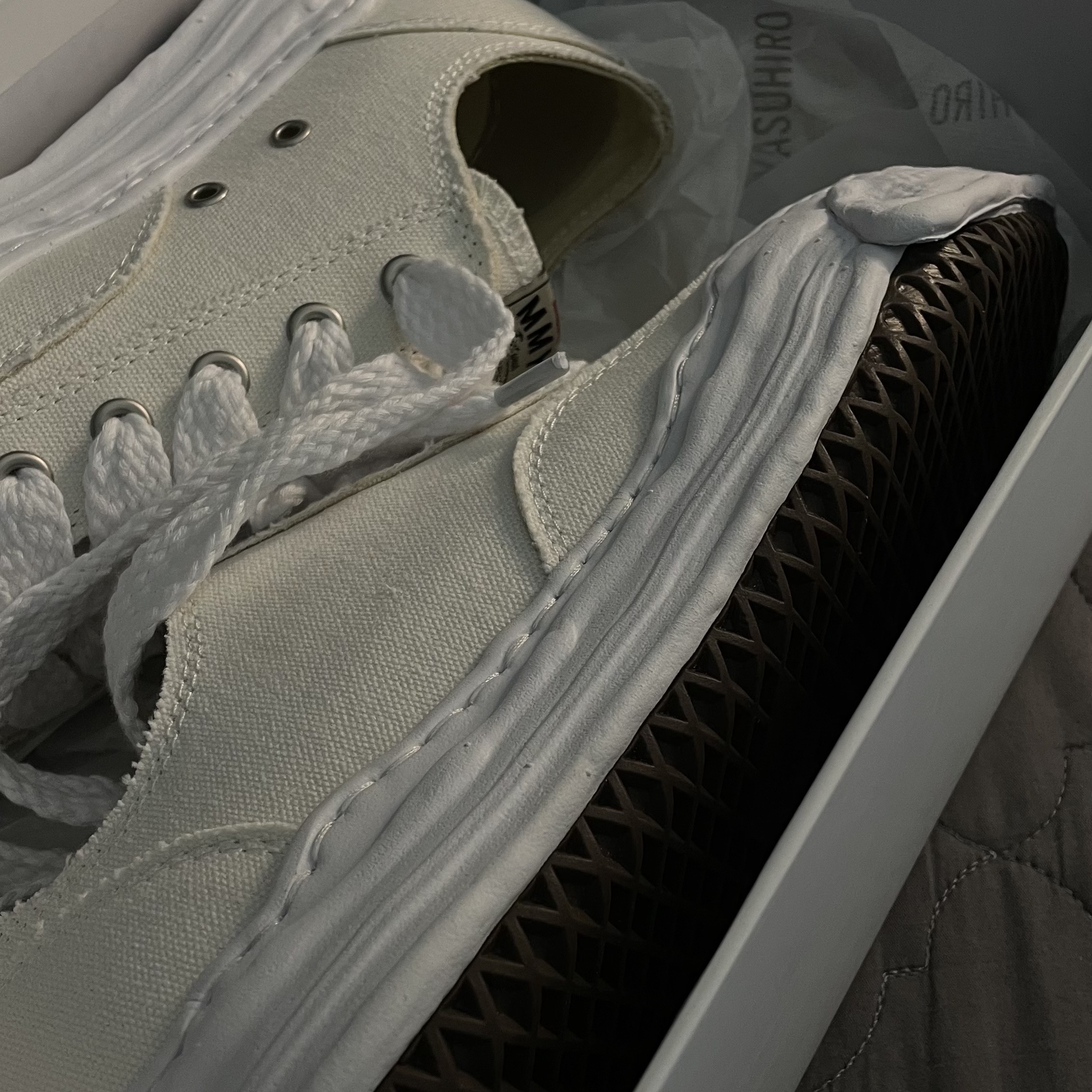 Maison Mihara Yasuhiro Hank OG Sole Canvas Low-top Sneakers White 착용 스타일 - 1