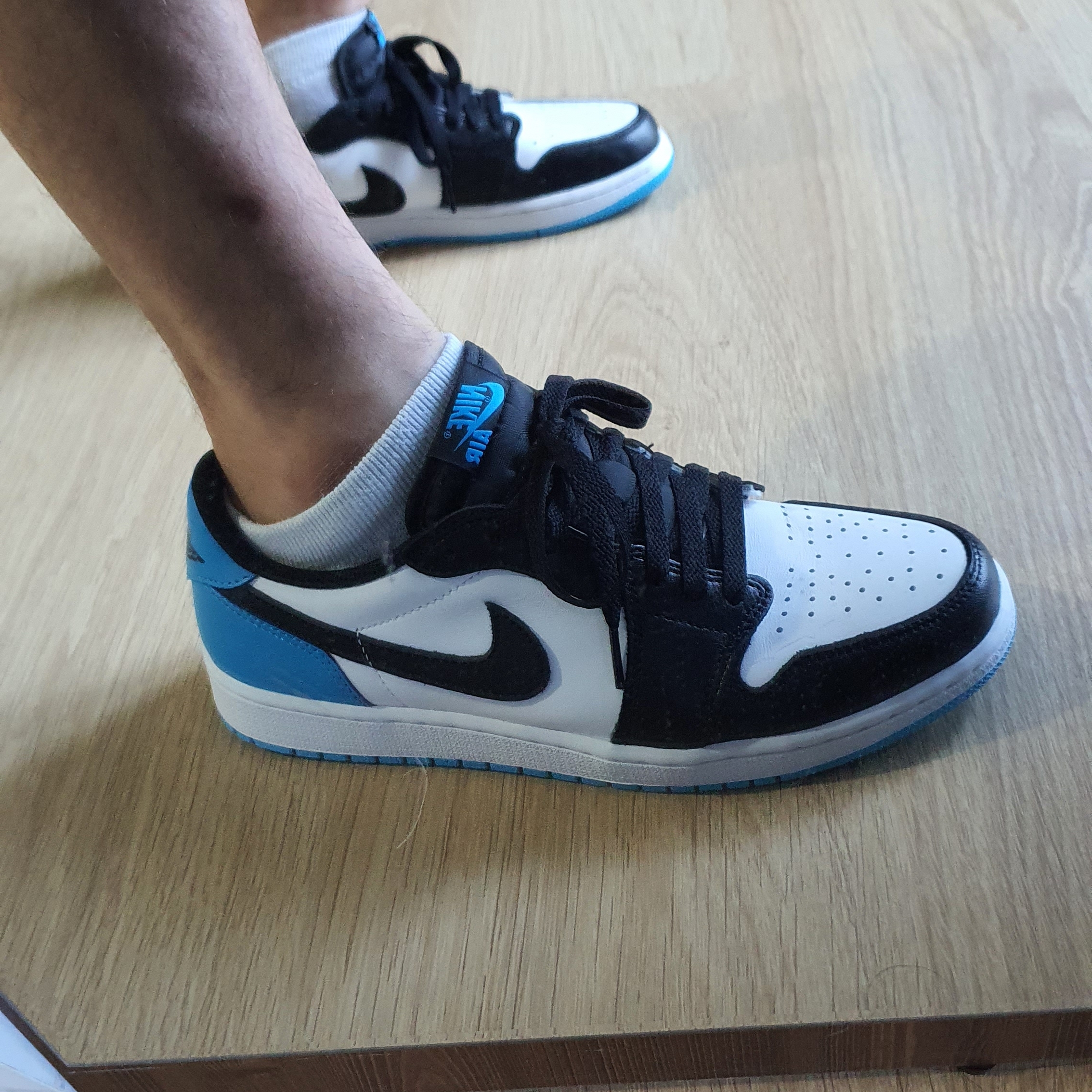 Jordan 1 Retro Low OG Black and Dark Powder Blue 착용 스타일 - 3