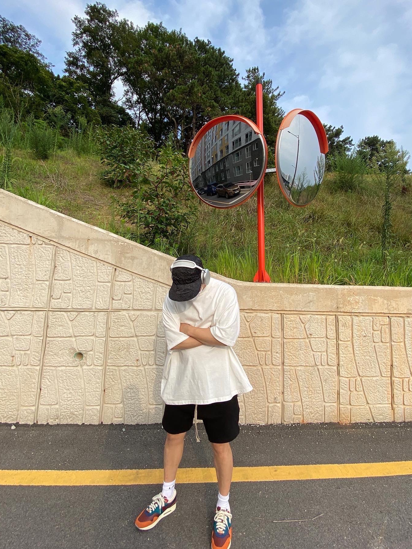 Nike x Kasina Air Max 1 SP Won-Ang Orange, Apple AirPods Max Lightning Silver (Korean Ver.) 착용 스타일 - 3