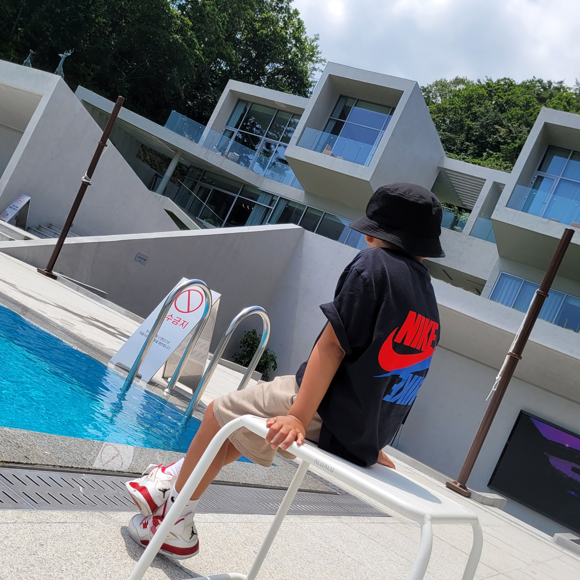 Stussy Stock Bucket Hat Black, Nike Hangul T-Shirt Black 착용 스타일 - 1