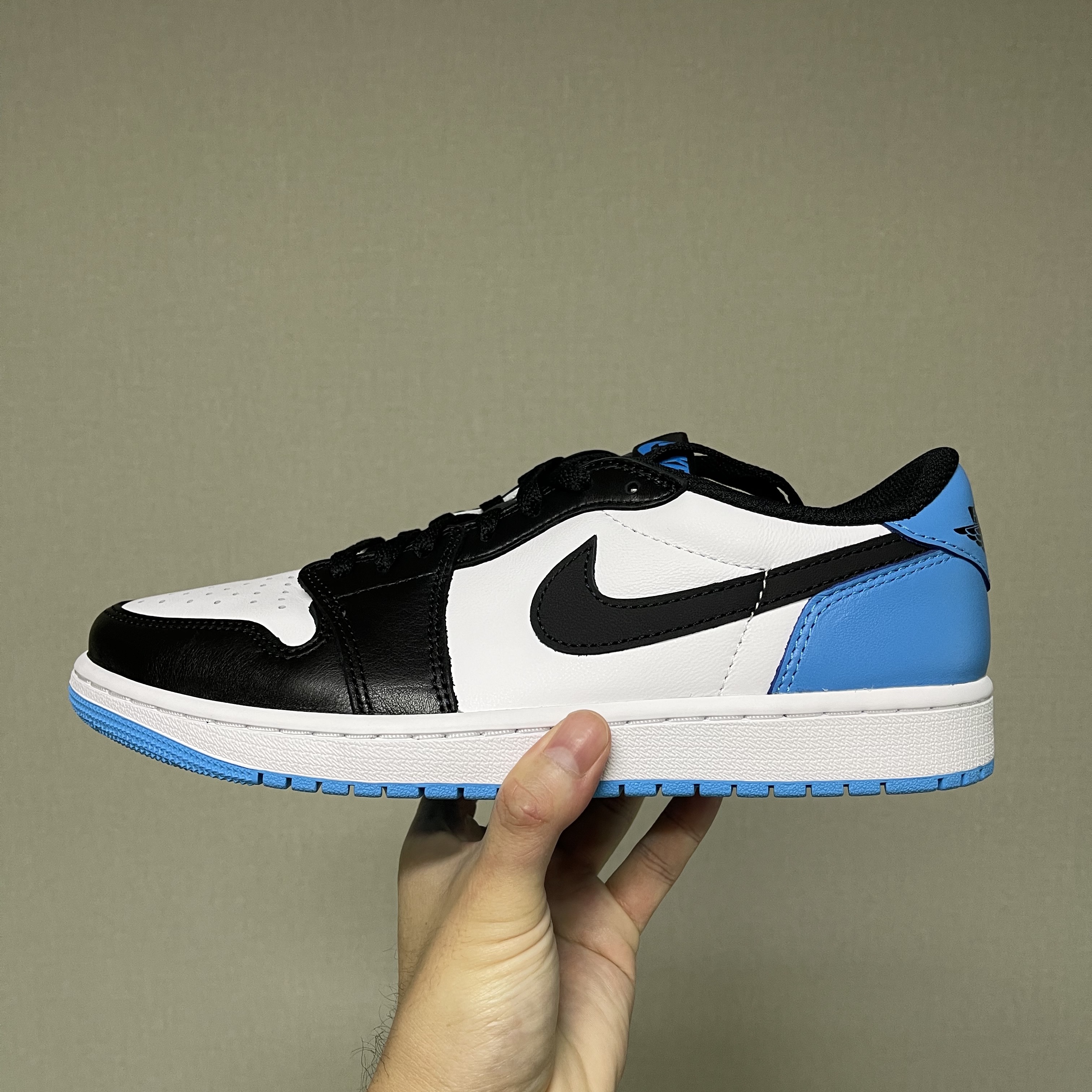 Jordan 1 Retro Low OG Black and Dark Powder Blue 착용 스타일 - 2