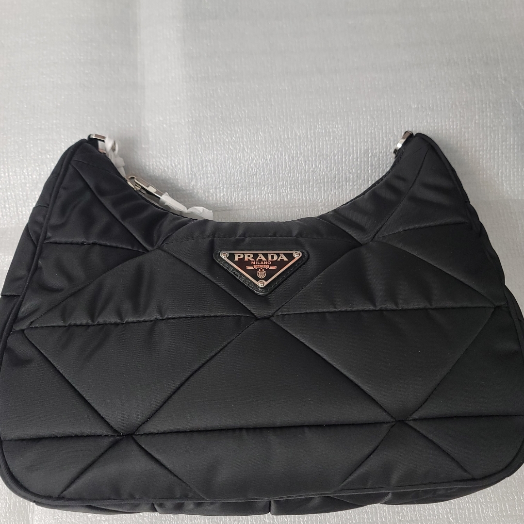 Prada Re-Nylon Padded Hobo Bag Black 착용 스타일 - 1