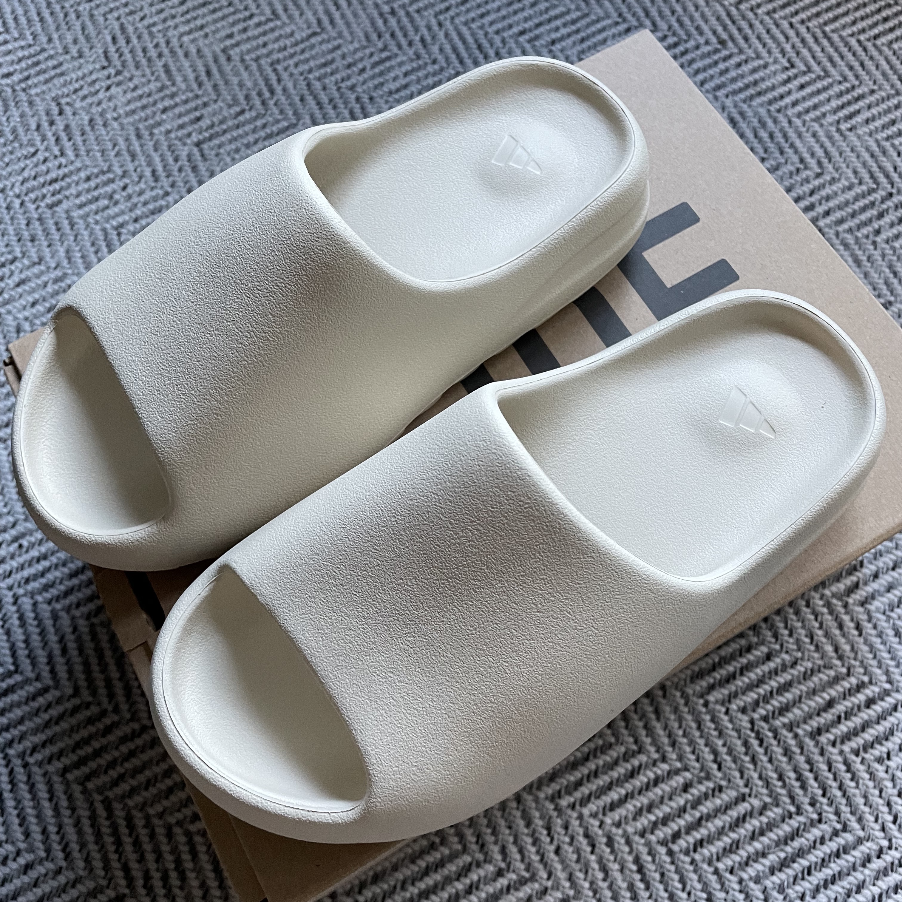Adidas Yeezy Slide Bone 2022/2023 착용 스타일