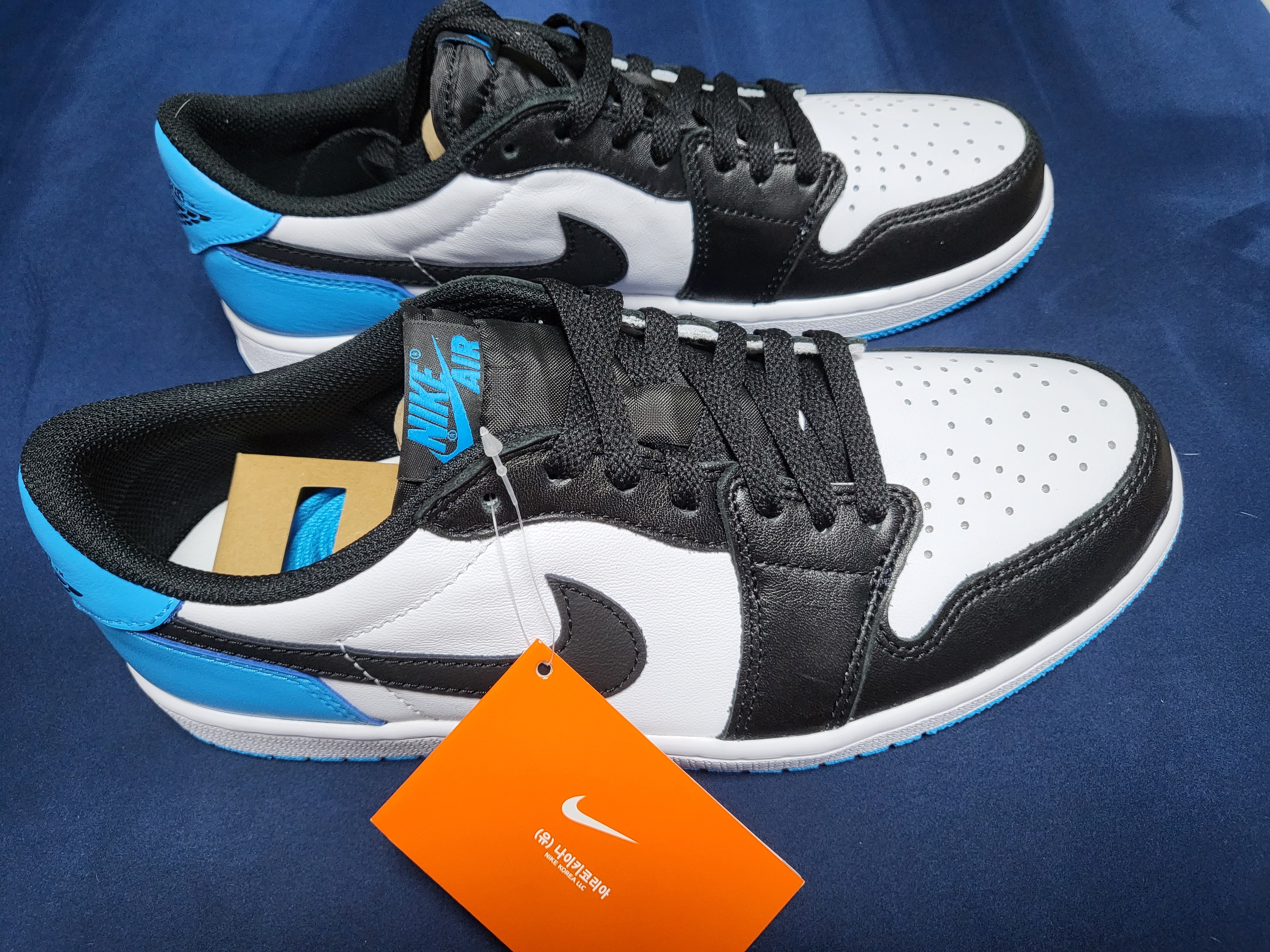 Jordan 1 Retro Low OG Black and Dark Powder Blue 착용 스타일 - 2
