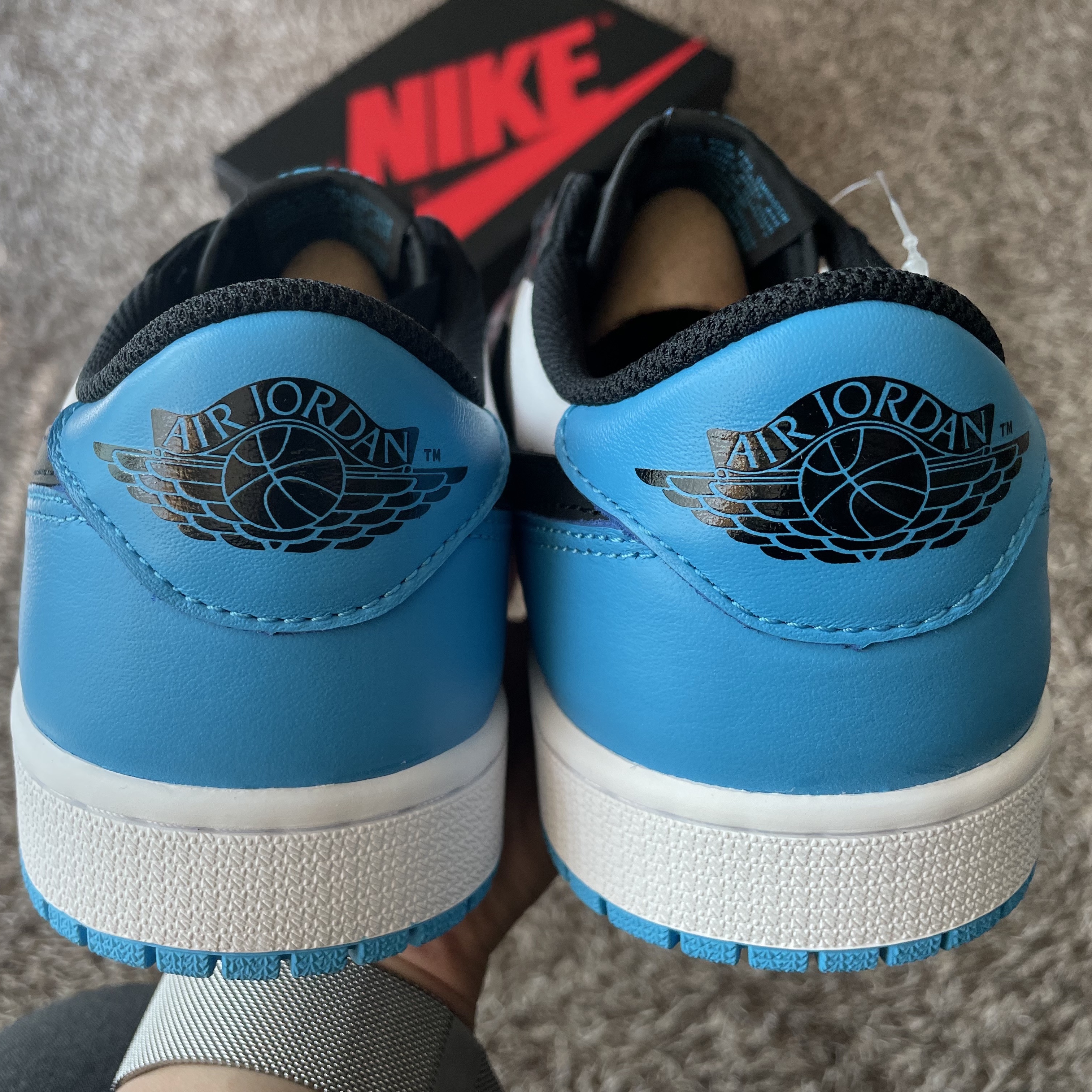 Jordan 1 Retro Low OG Black and Dark Powder Blue 착용 스타일 - 3