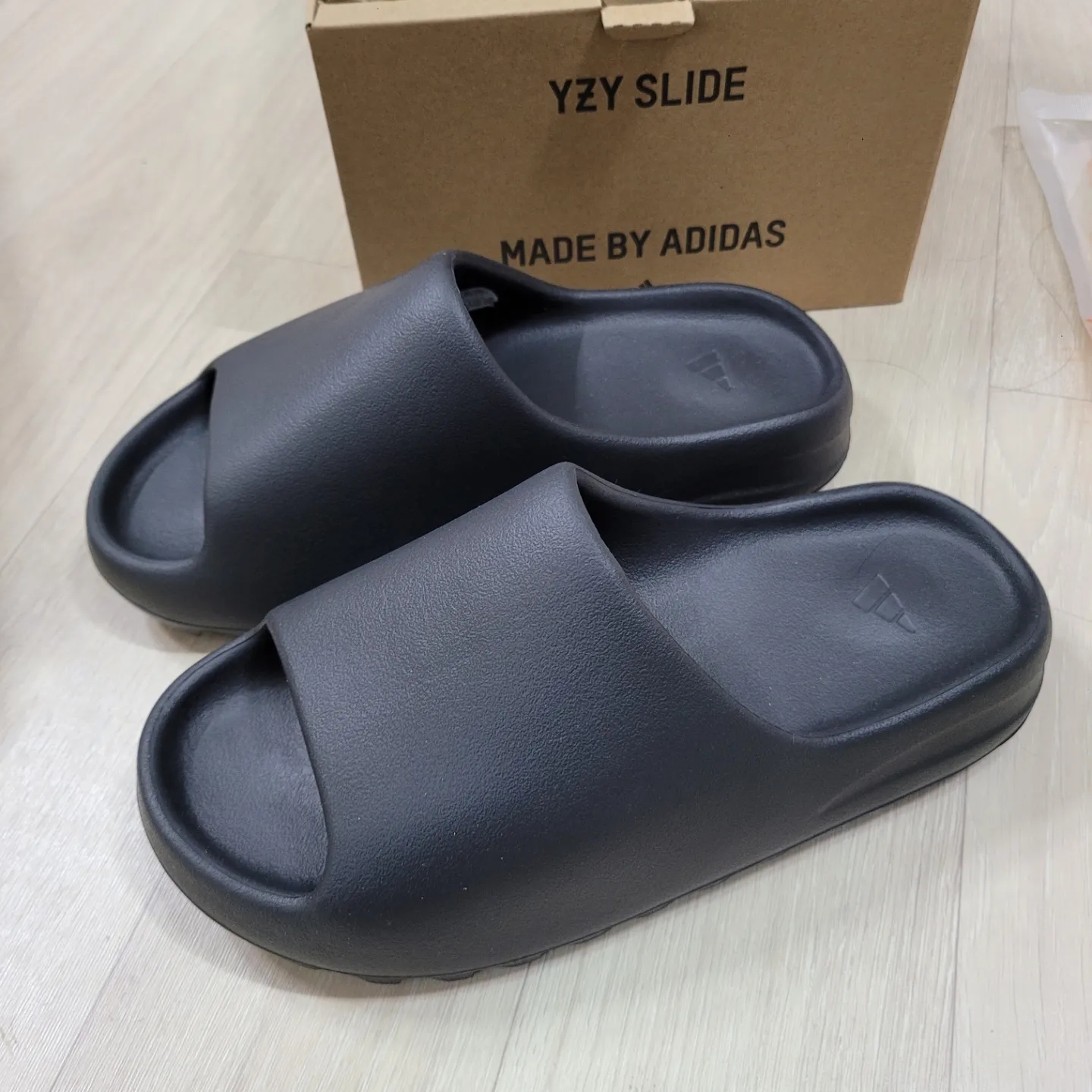 Adidas Yeezy Slide Onyx 착용 스타일
