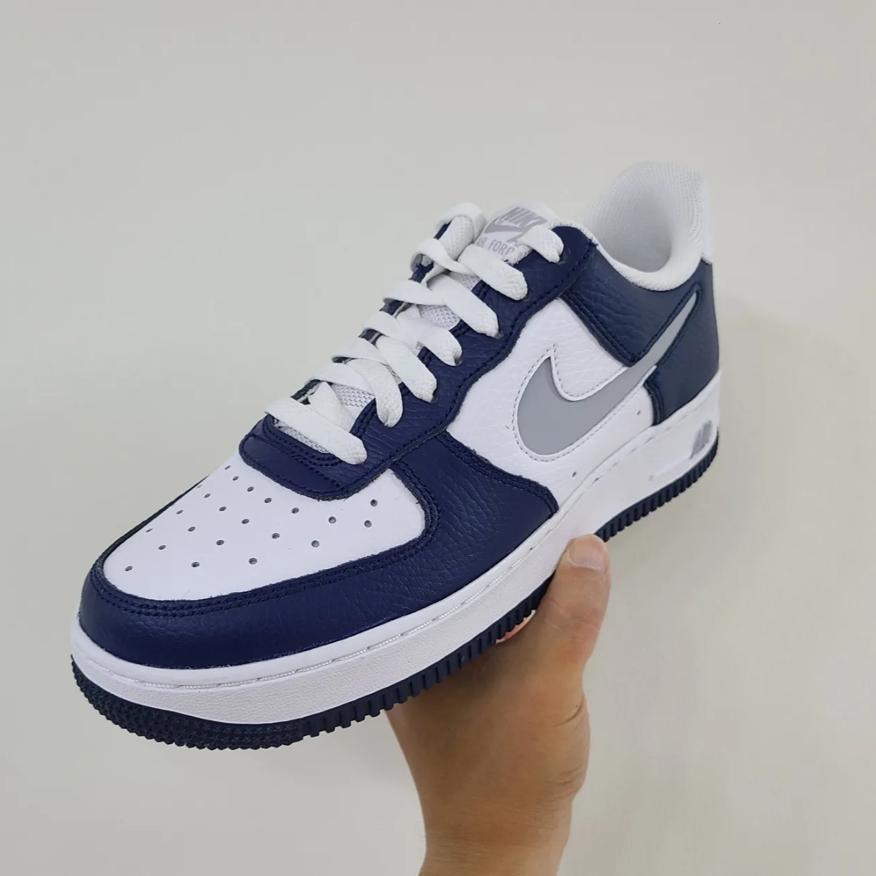 Nike Air Force 1 '07 Cut Out Swoosh Midnight Navy 착용 스타일 - 1