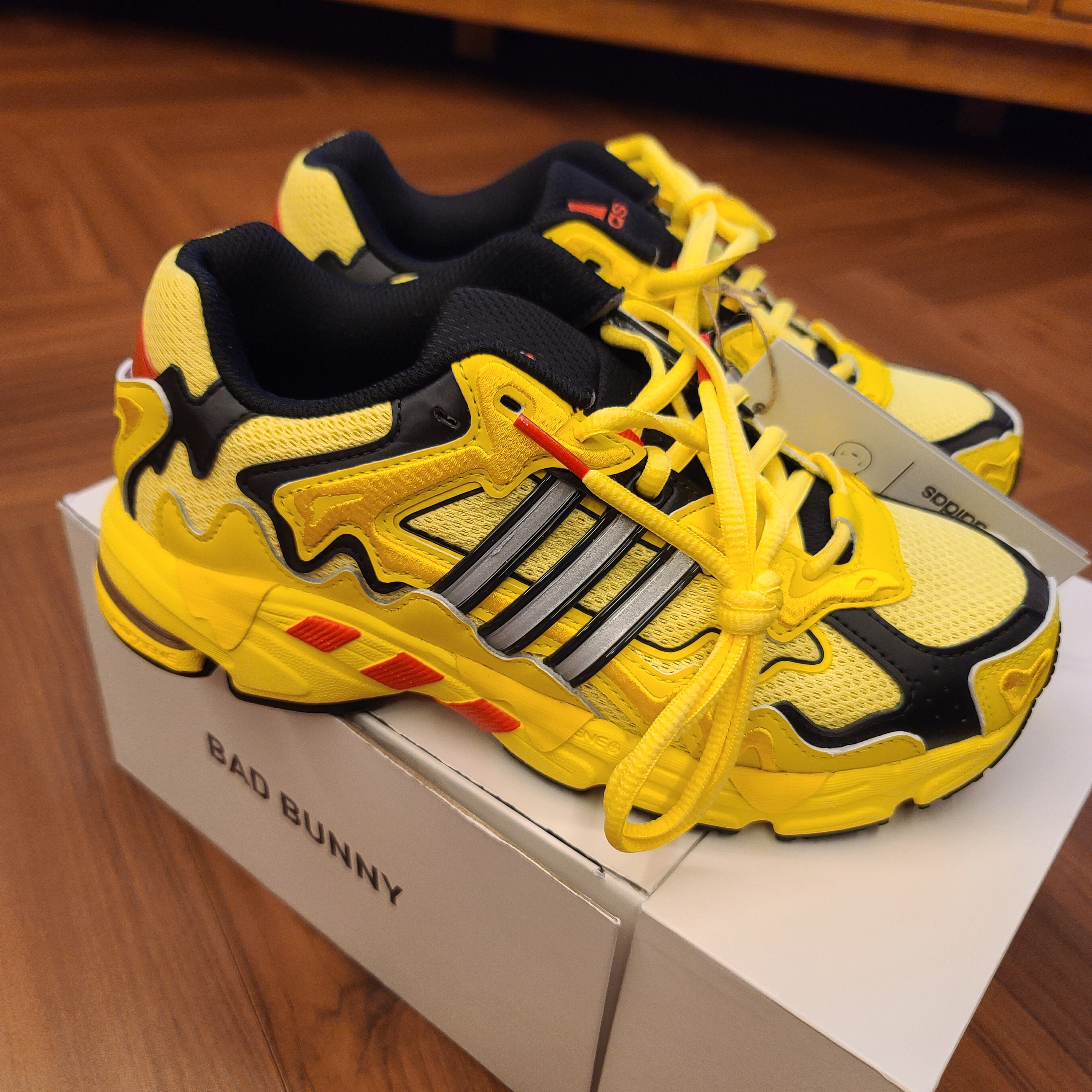 Adidas x Bad Bunny Response CL Yellow 착용 스타일 - 2