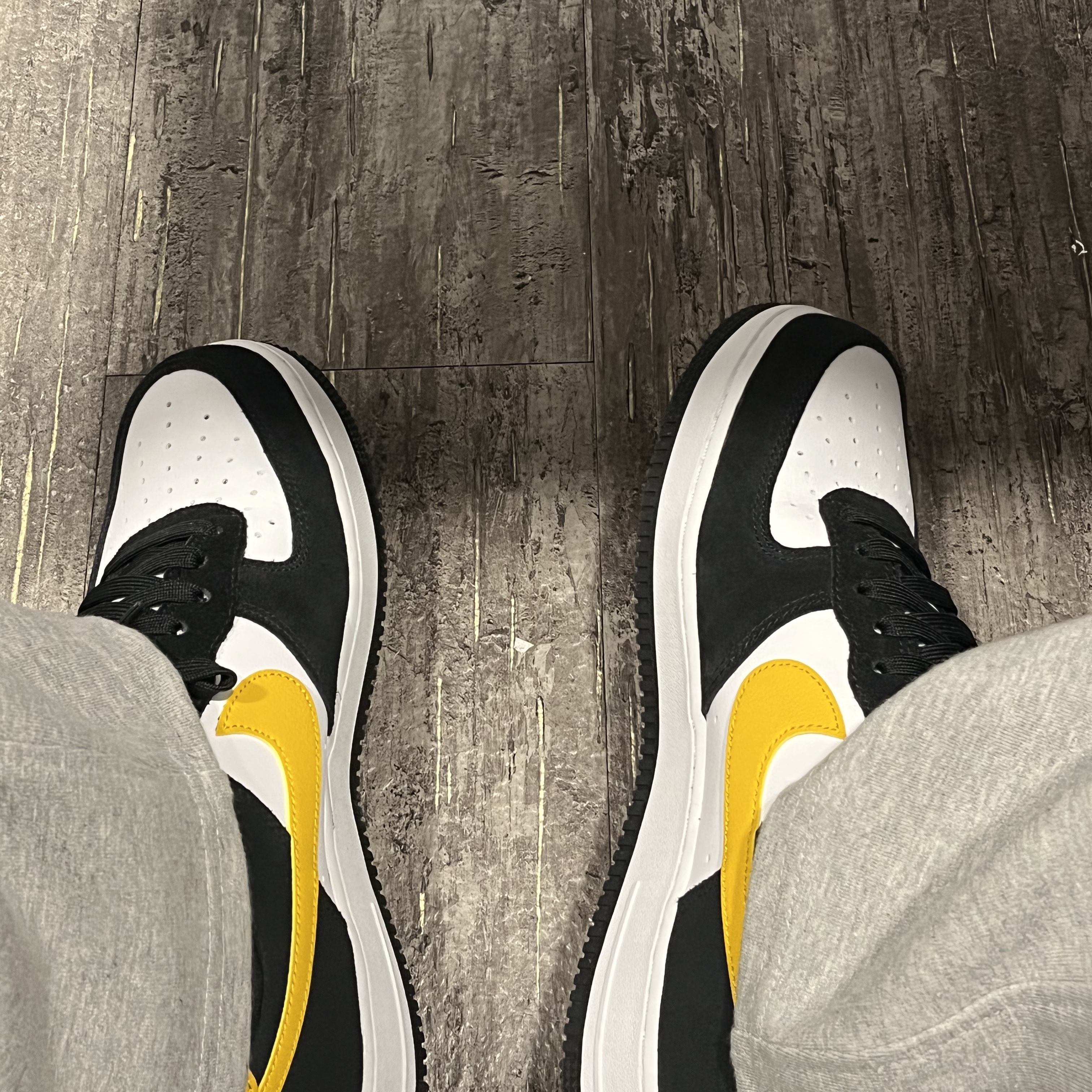 Nike Air Force 1 '07 LV8 Athletic Club Black Dark Sulfur 착용 스타일