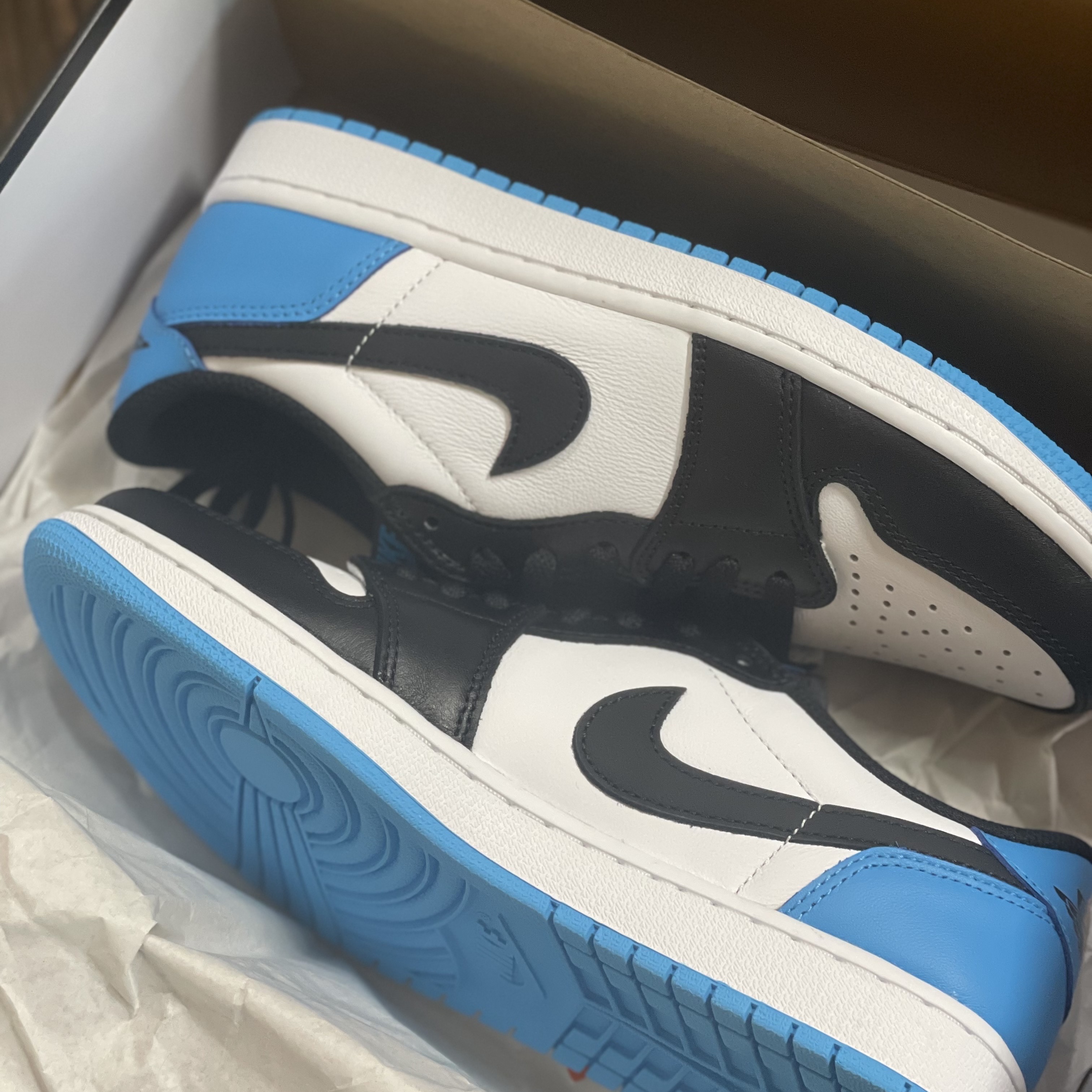 Jordan 1 Retro Low OG Black and Dark Powder Blue 착용 스타일