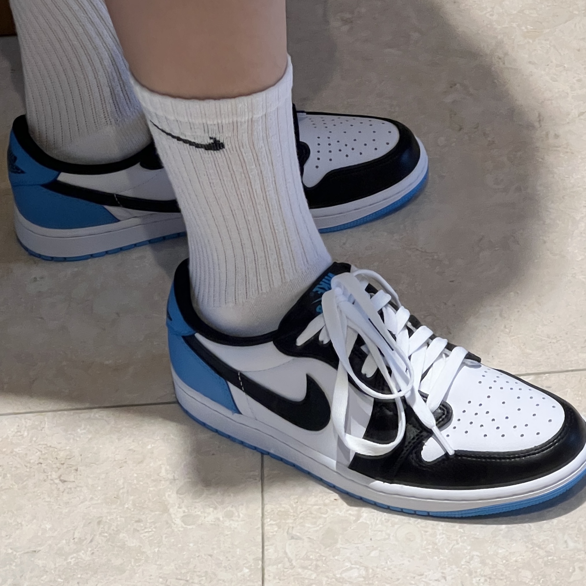 Jordan 1 Retro Low OG Black and Dark Powder Blue 착용 스타일