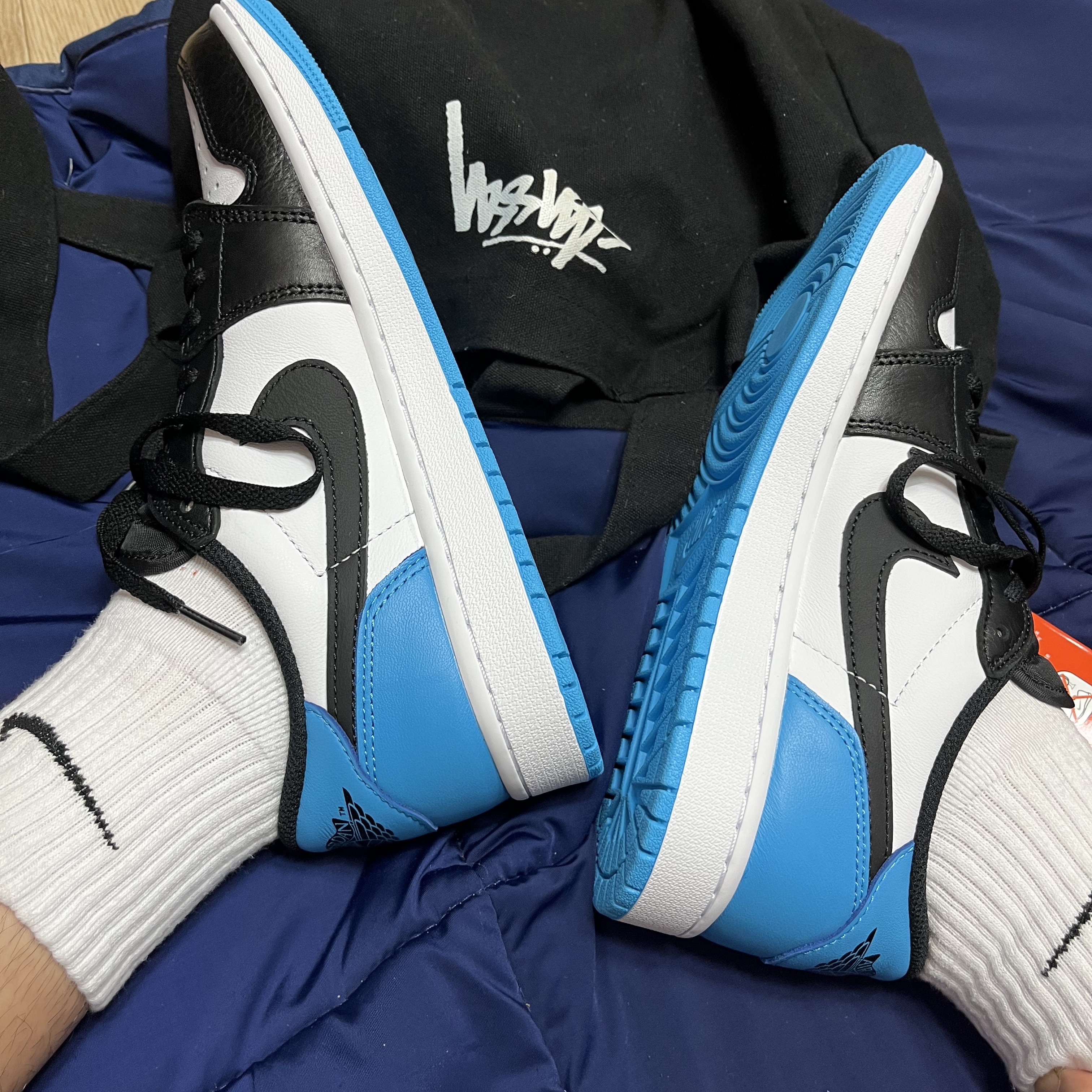 Jordan 1 Retro Low OG Black and Dark Powder Blue 착용 스타일