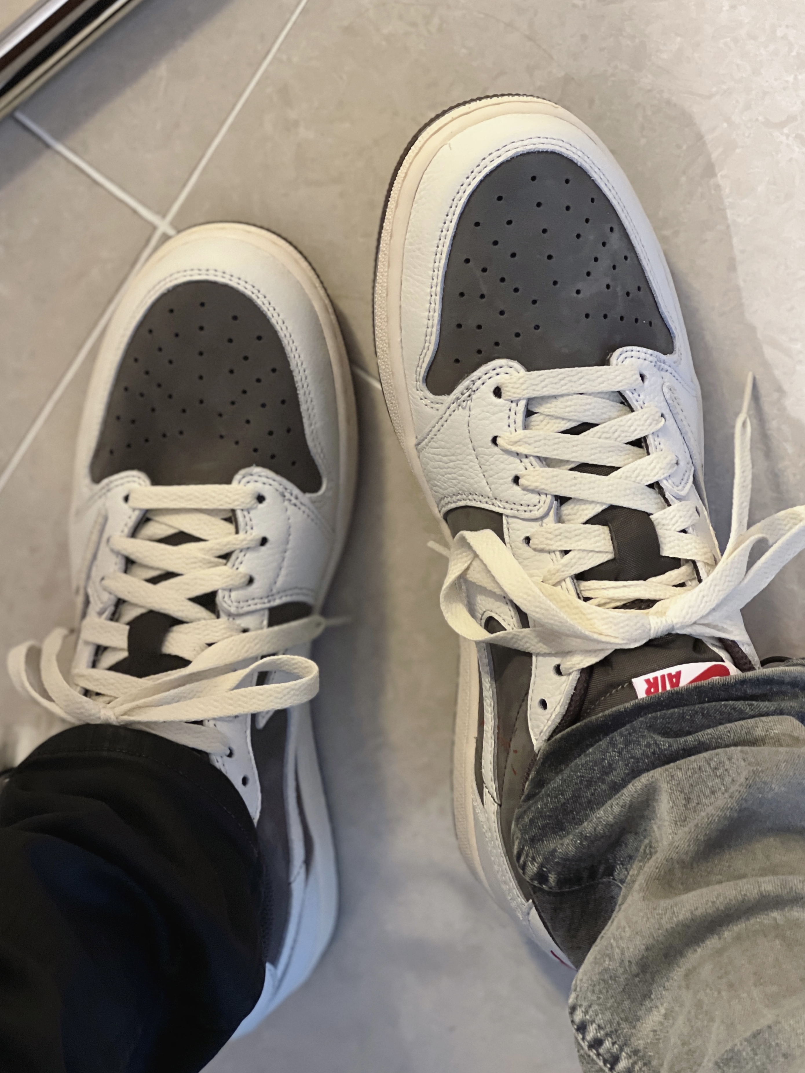 Jordan 1 x Travis Scott Retro Low OG SP Sail and Ridgerock 착용 스타일