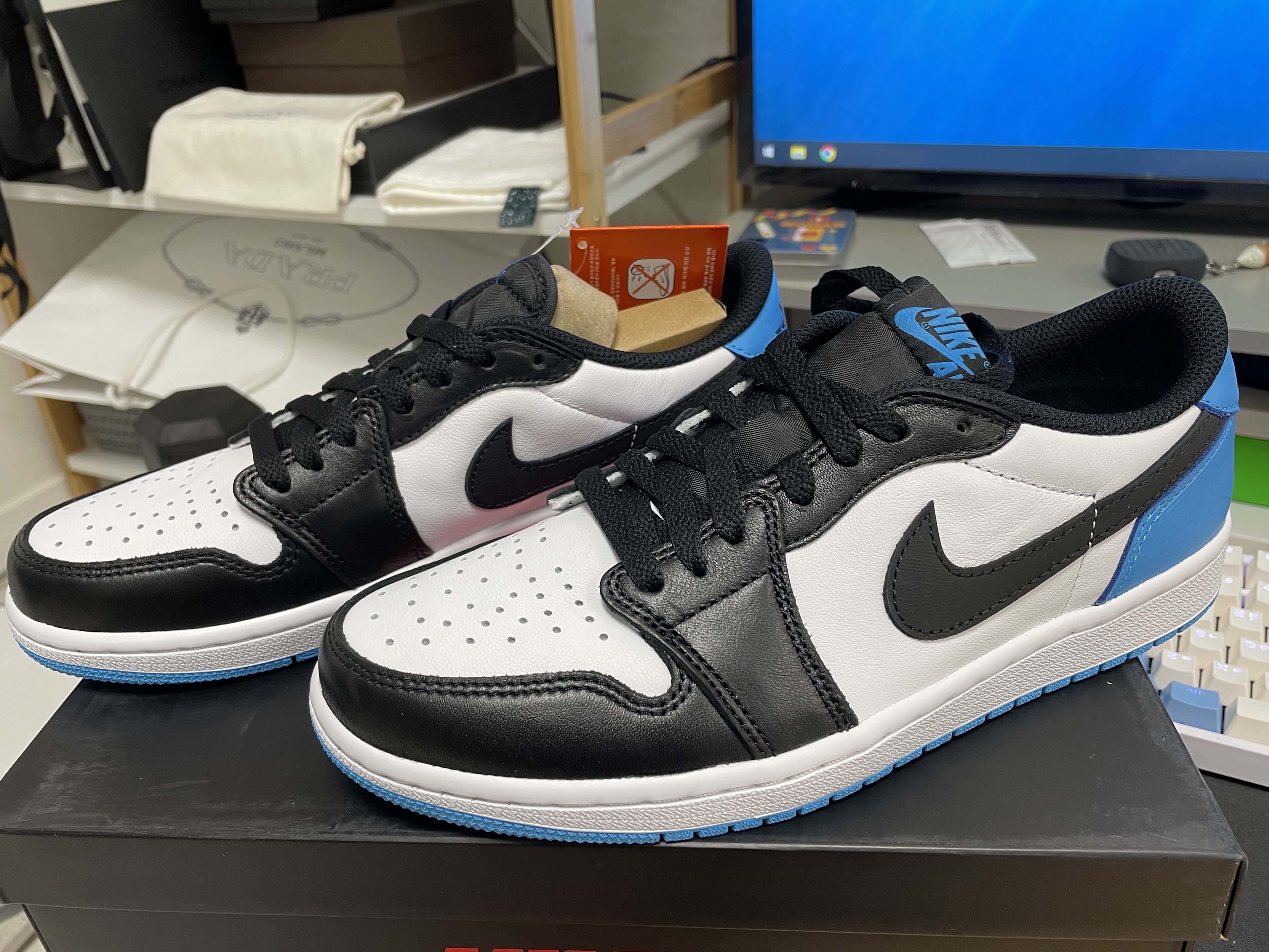 Jordan 1 Retro Low OG Black and Dark Powder Blue 착용 스타일