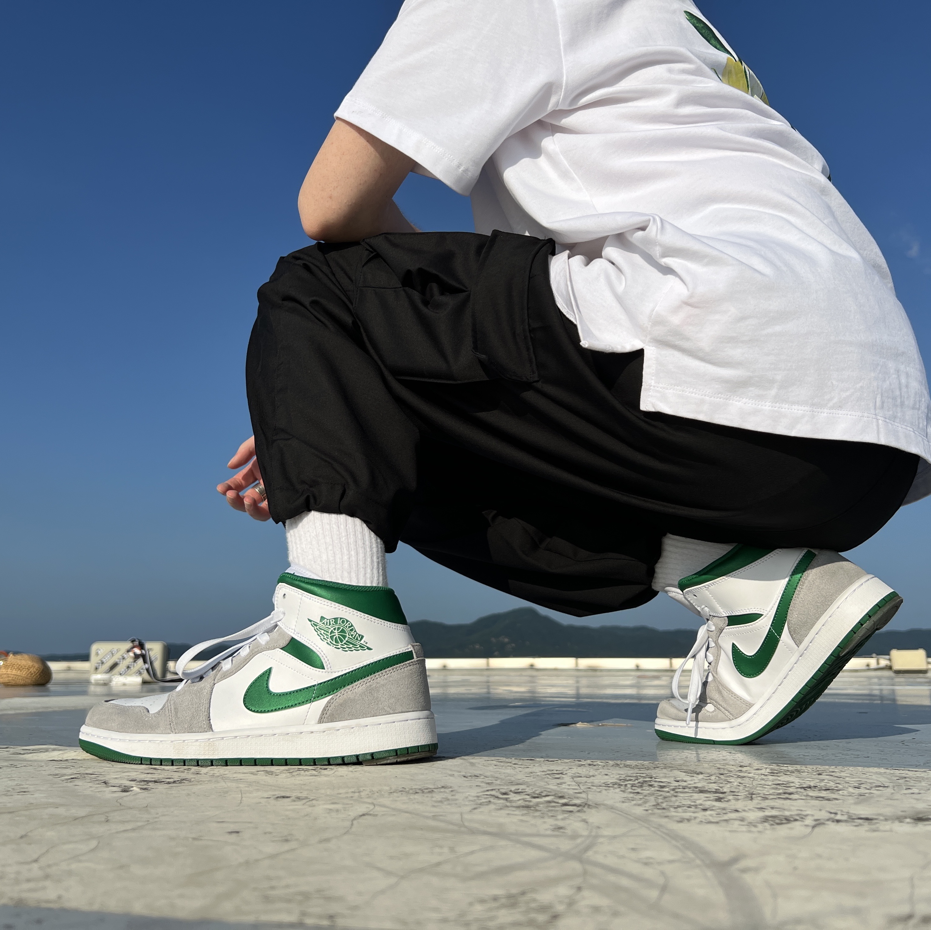 Jordan 1 Mid SE Pine Green Light Smoke Grey, Wooyoungmi Flower Print Back Logo T-Shirt White - 22SS 착용 스타일