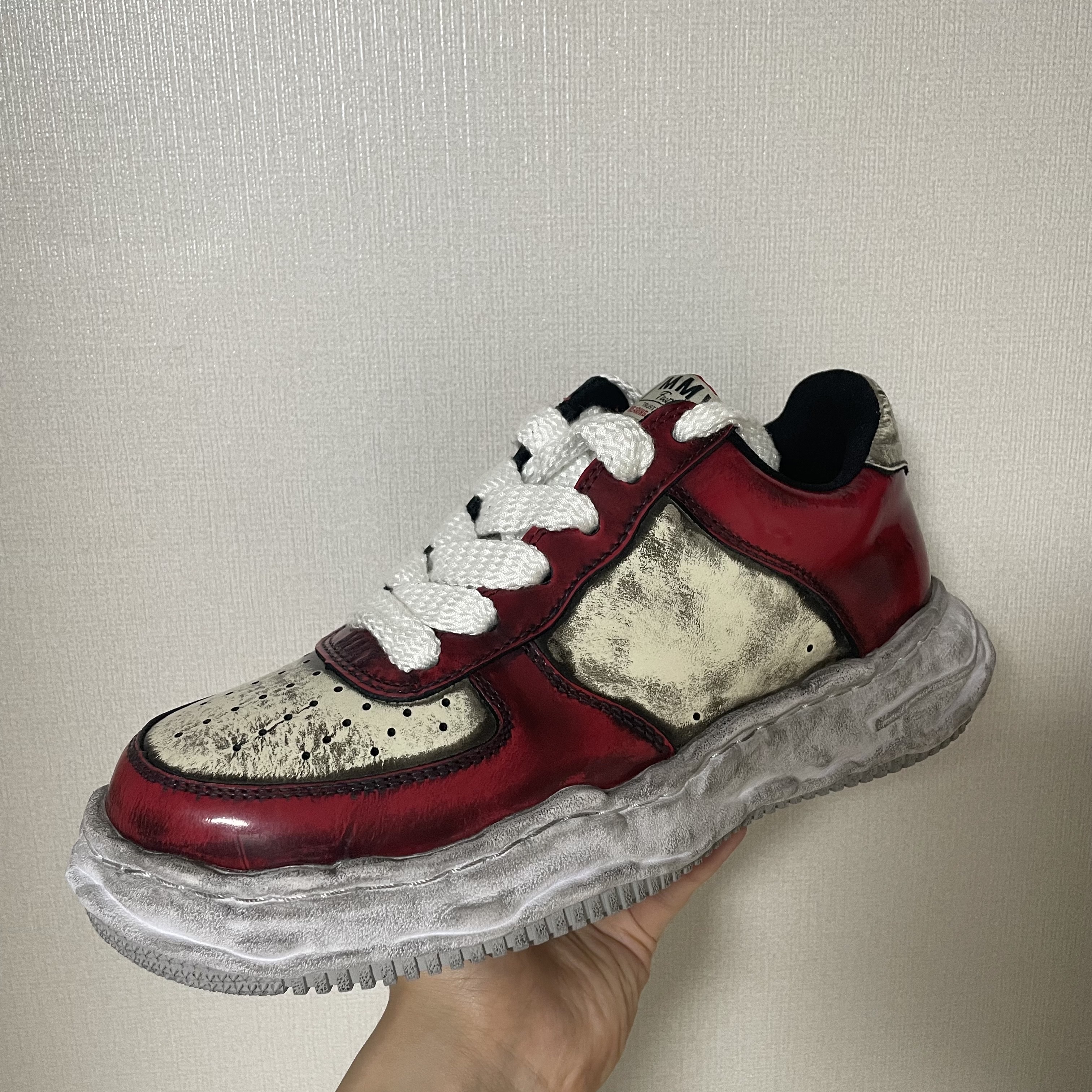 Maison Mihara Yasuhiro Wayne OG Sole Brushed Patent Low-top Sneakers Red 착용 스타일