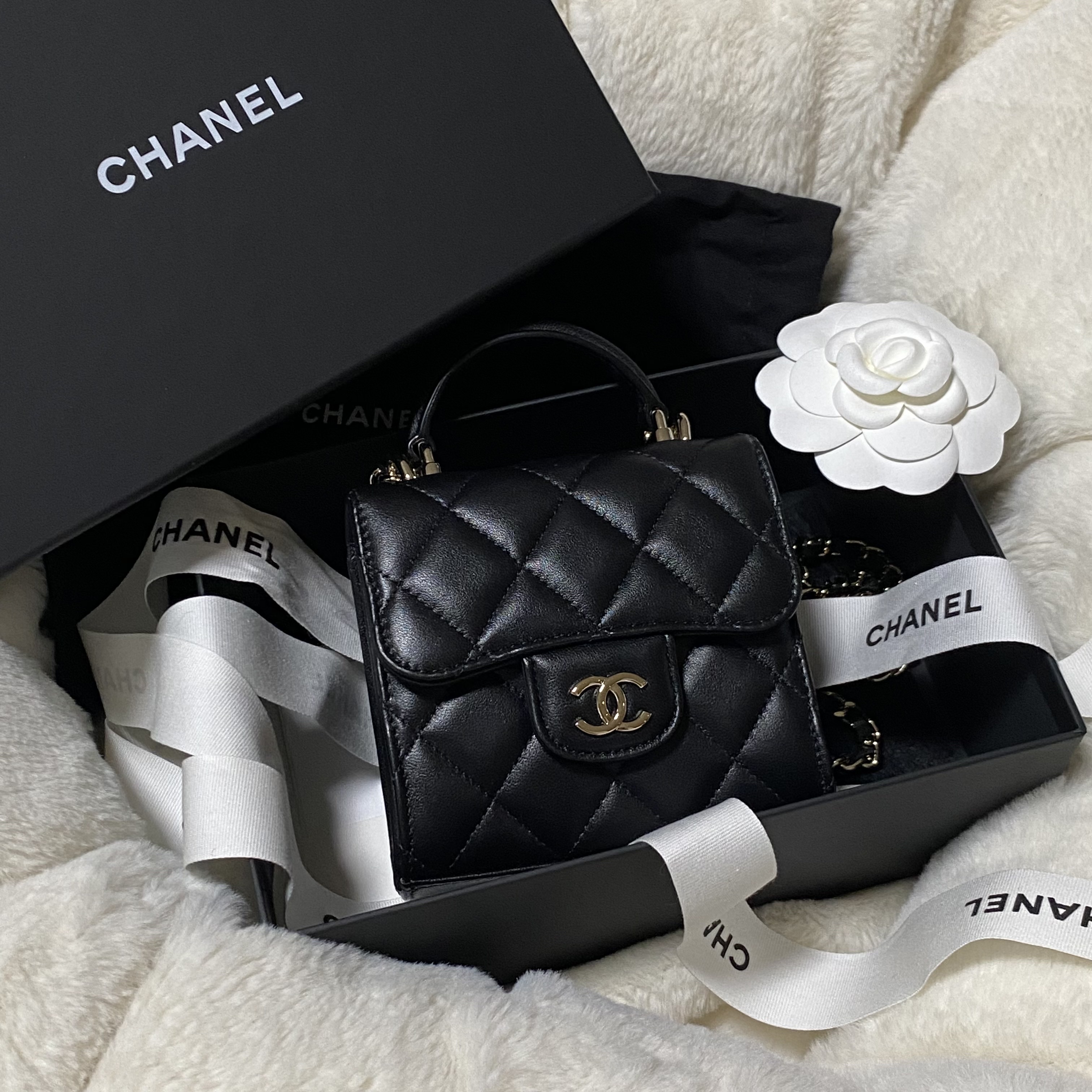 Chanel Clutch with Chain Lambskin & Gold Black 착용 스타일 - 1