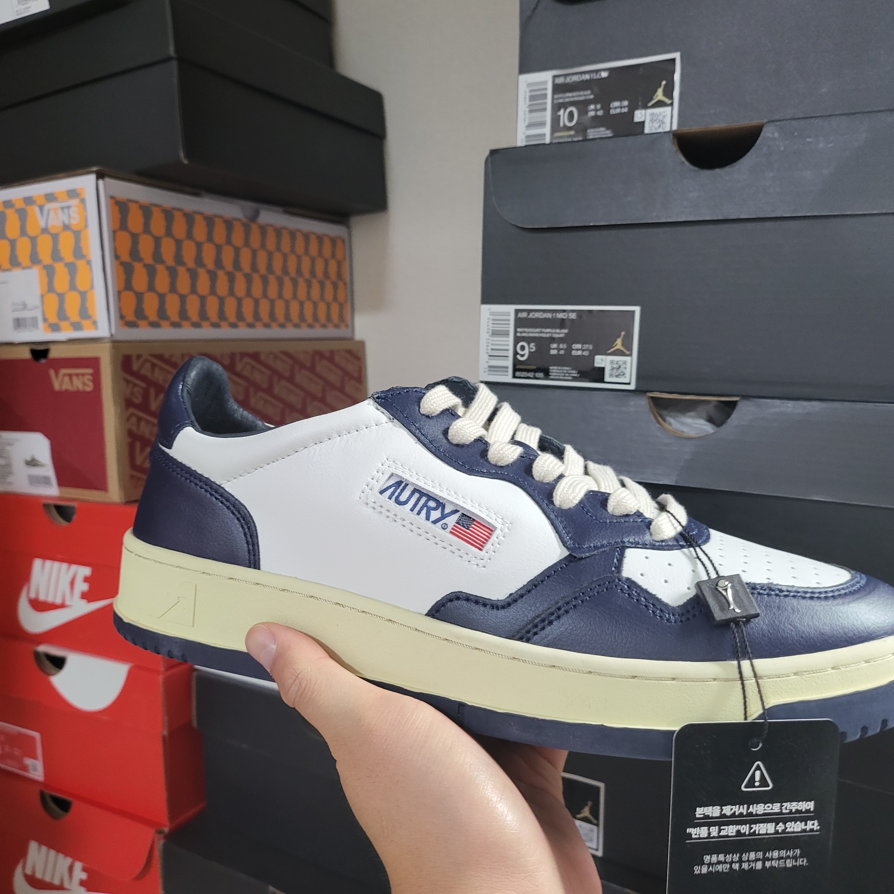 Autry Medalist Low Leather Sneakers Blue White 착용 스타일