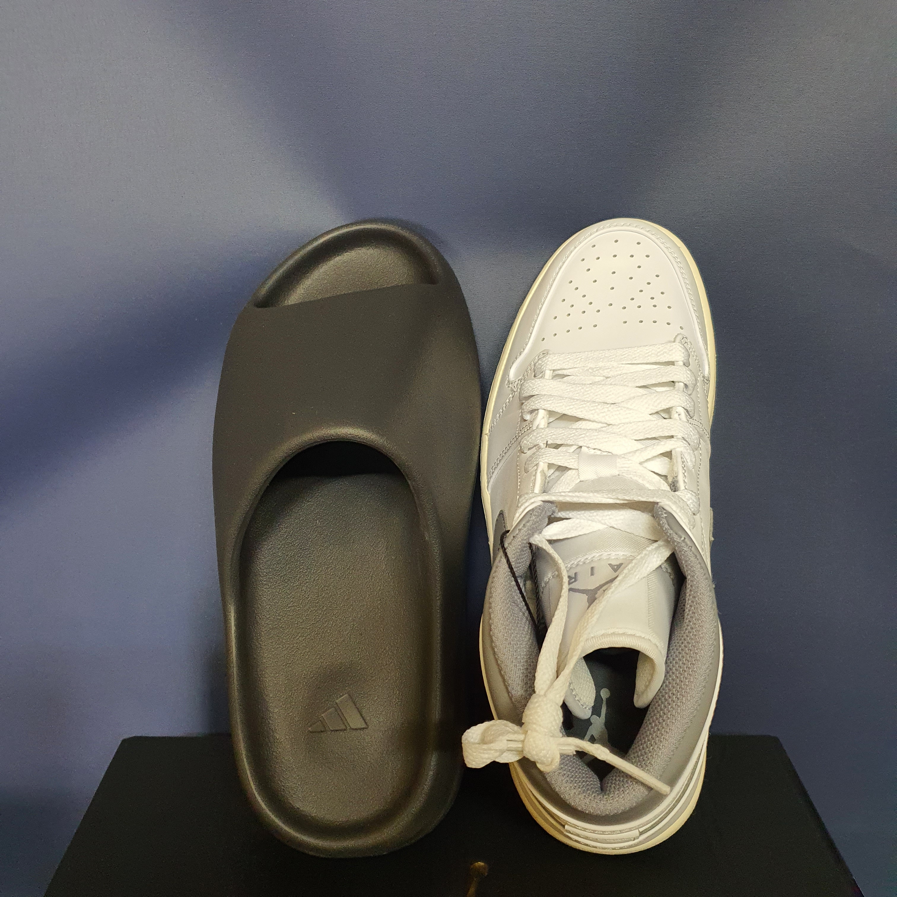 Adidas Yeezy Slide Onyx, Jordan 1 Mid White Stealth 착용 스타일 - 4