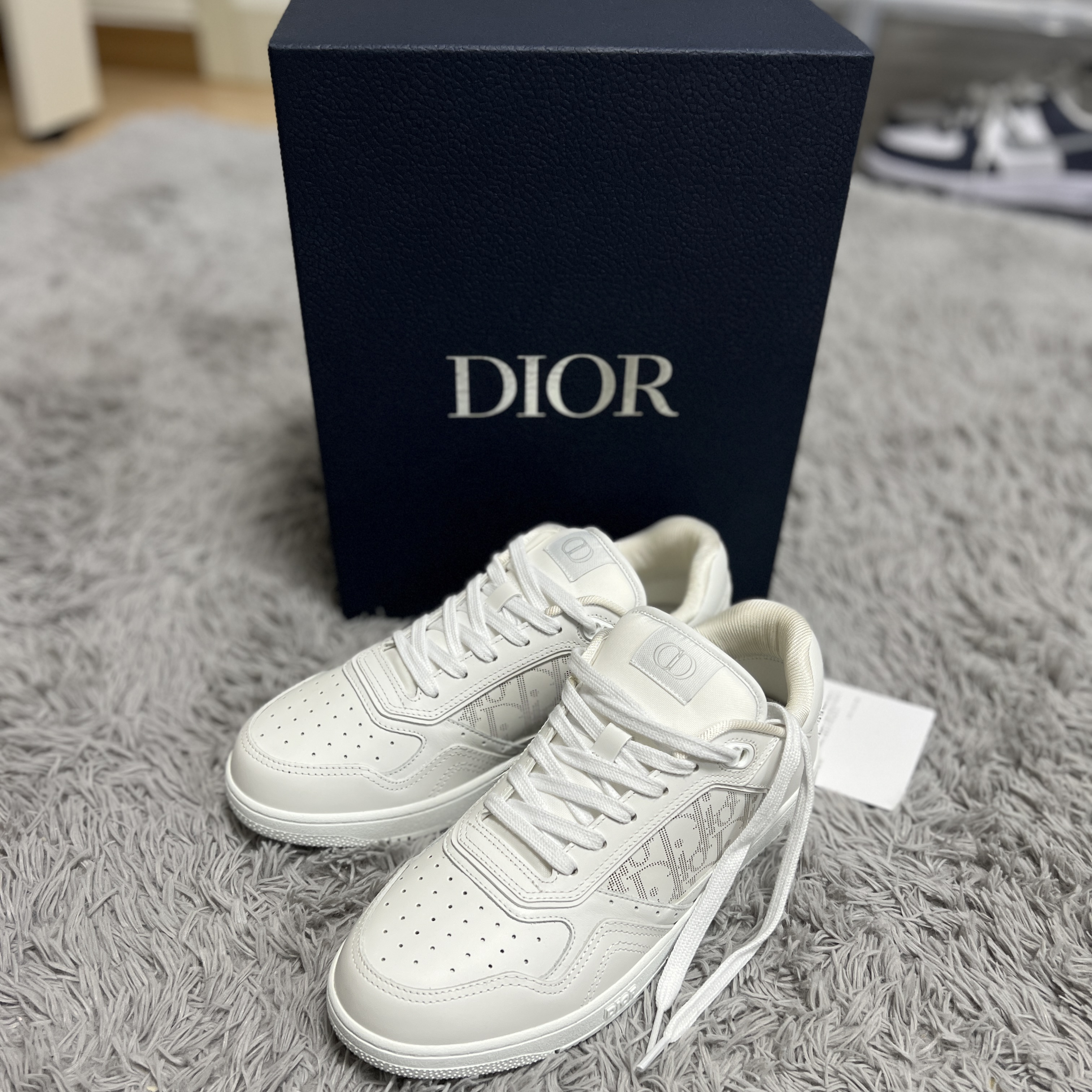 Dior B27 Low-Top Sneakers White Grey 착용 스타일