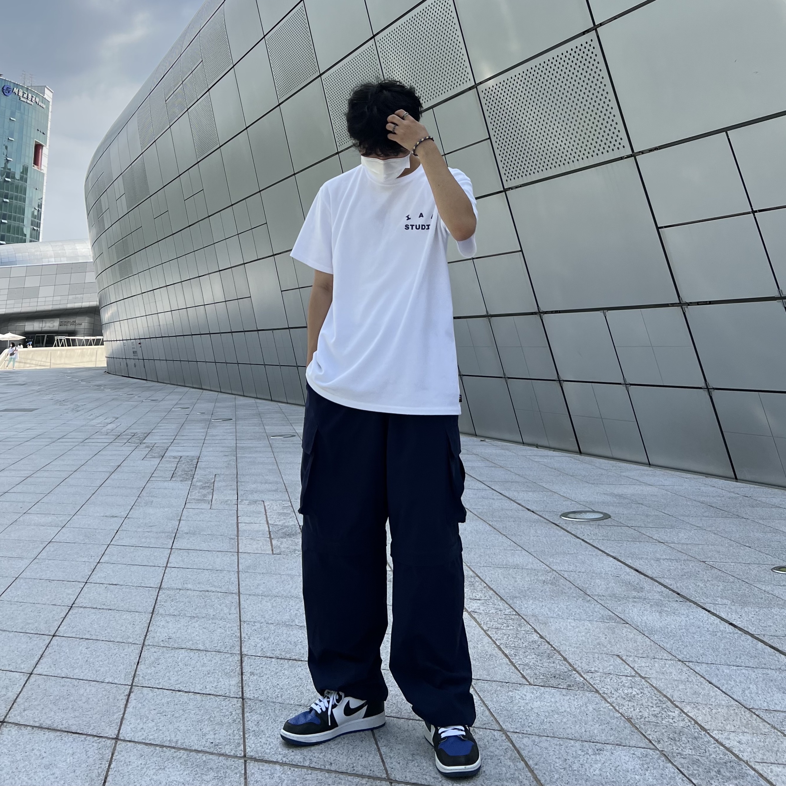 Jordan 1 Retro High OG Royal Toe, IAB Studio T-Shirt White 착용 스타일