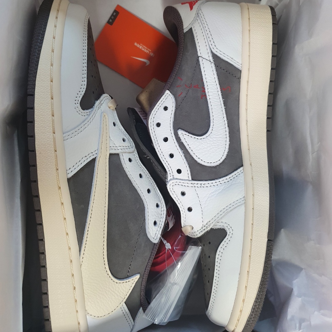 Jordan 1 x Travis Scott Retro Low OG SP Sail and Ridgerock 착용 스타일