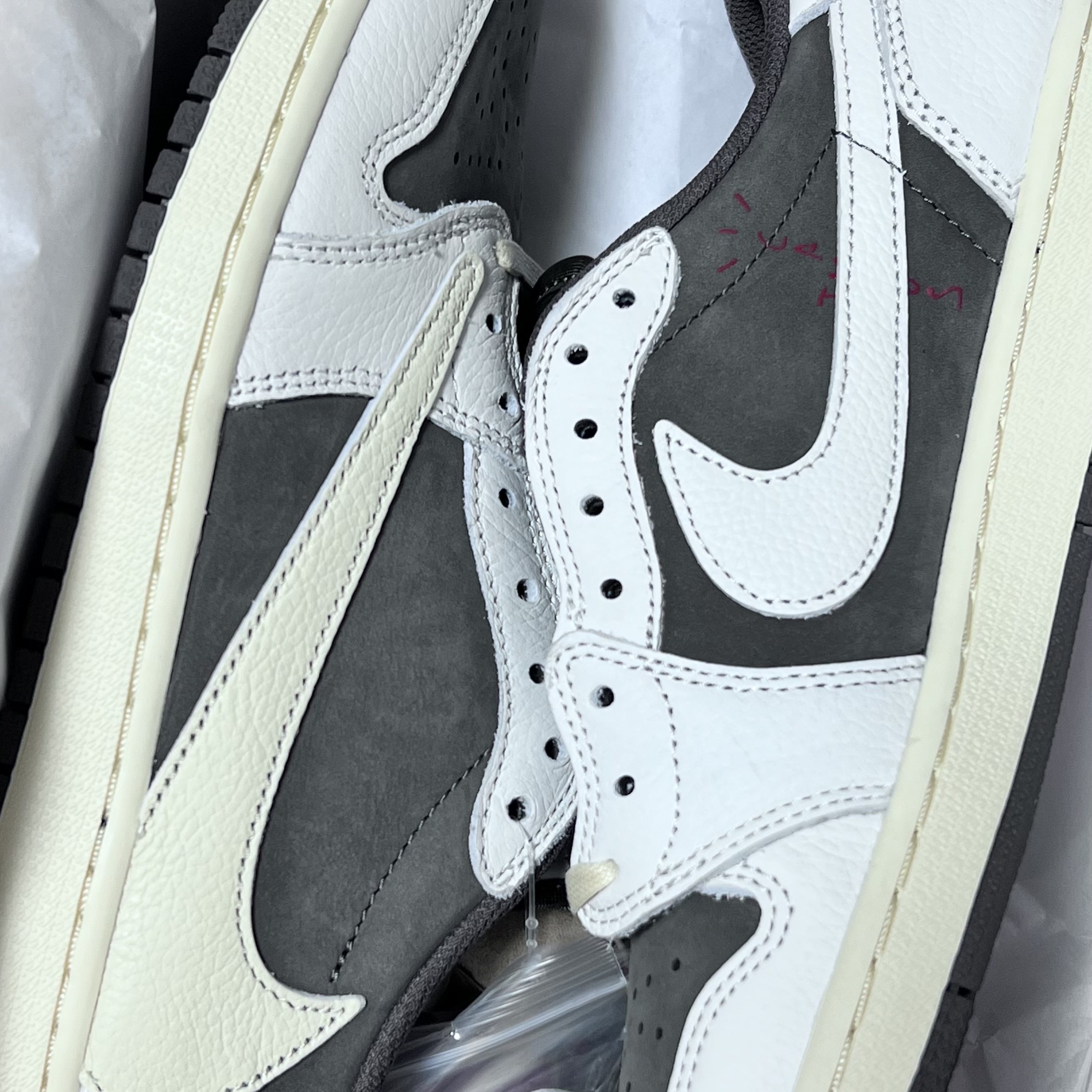 Jordan 1 x Travis Scott Retro Low OG SP Sail and Ridgerock 착용 스타일