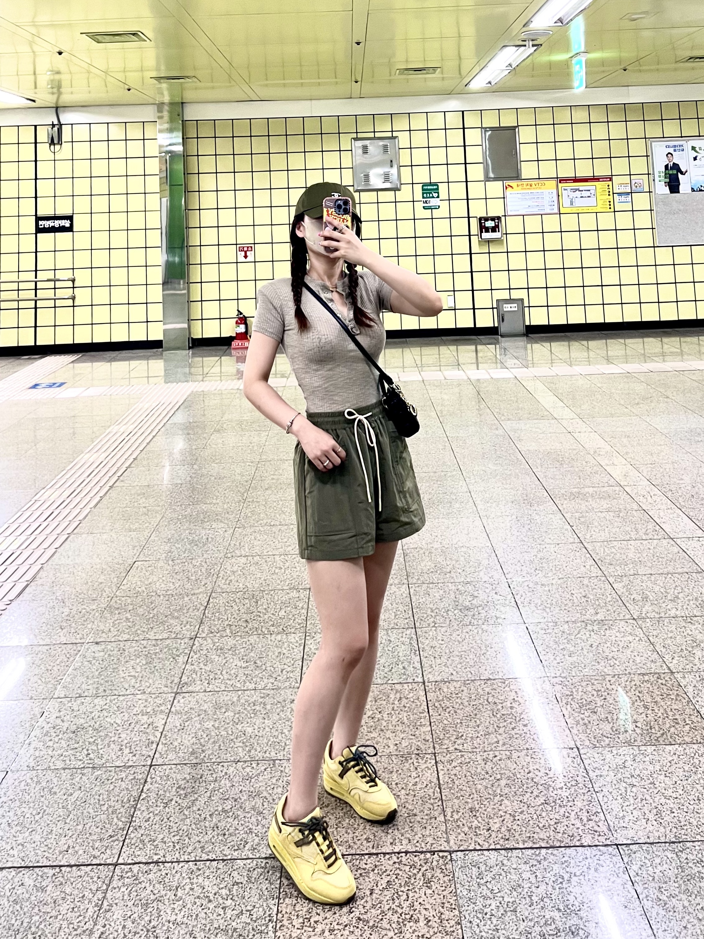 Nike x Travis Scott Air Max 1 Cact.us Gold, Dior Micro Lady Bag Cannage Lambskin Black Gold 착용 스타일 - 1