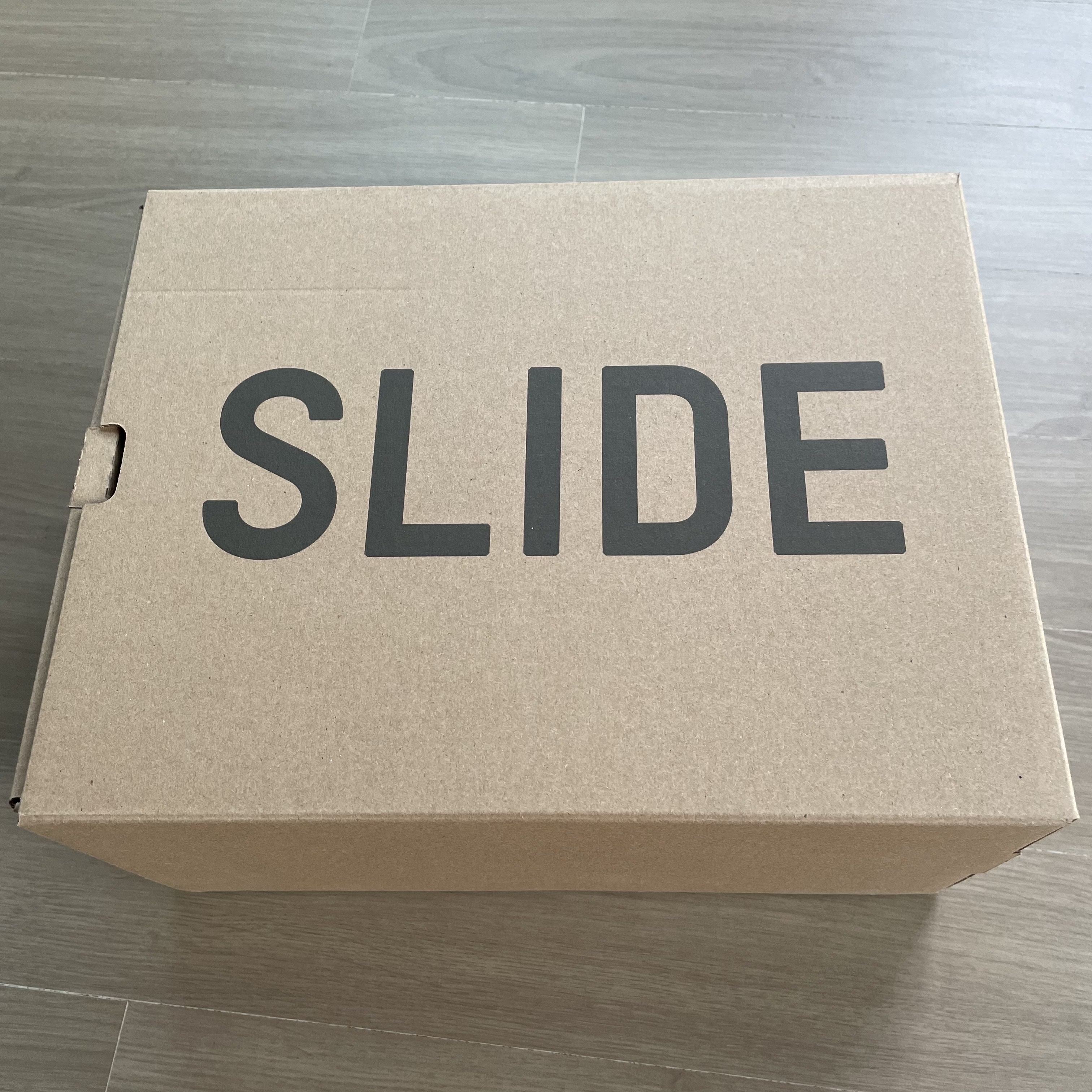 Adidas Yeezy Slide Onyx 착용 스타일 - 1