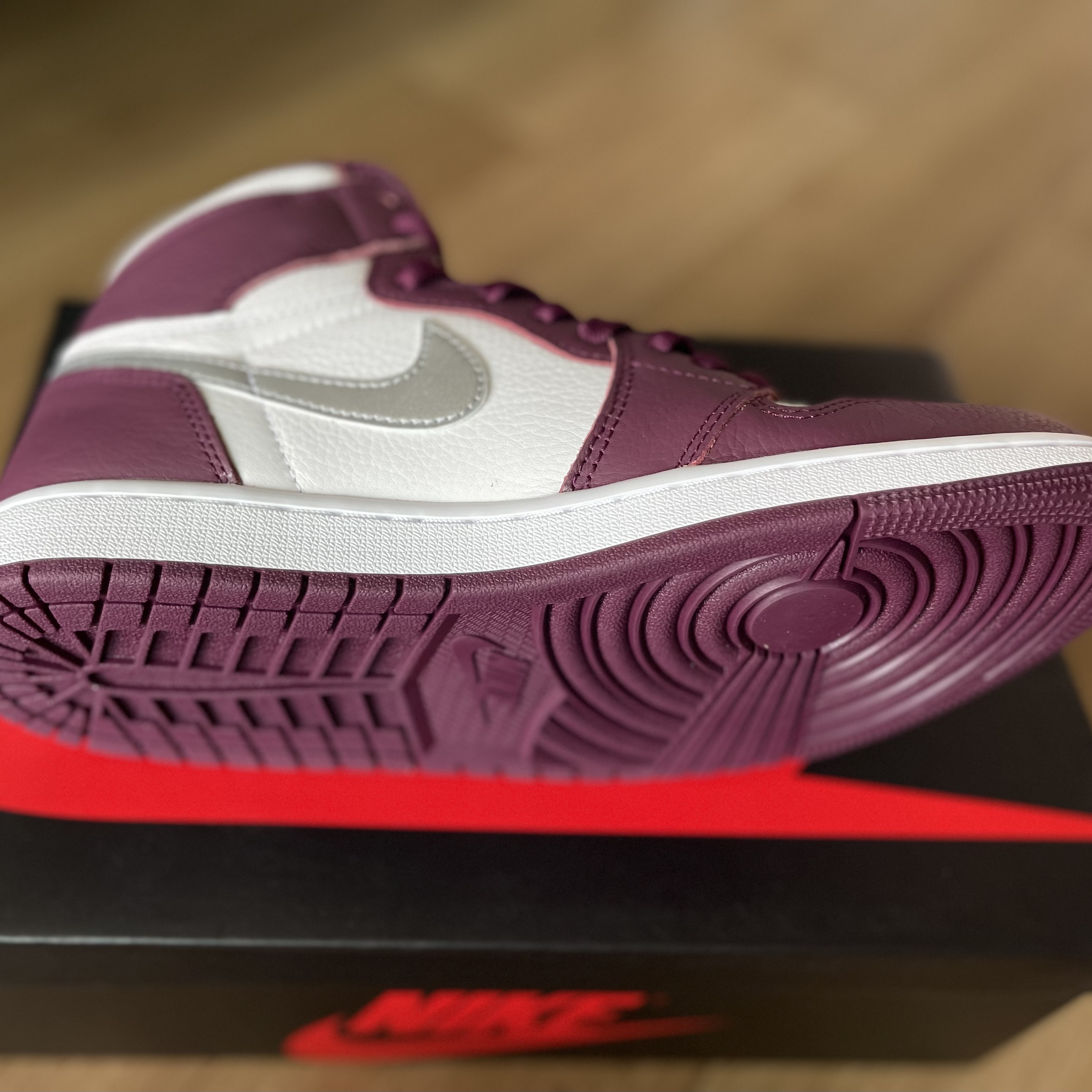 Jordan 1 Retro High OG Bordeaux 착용 스타일 - 3