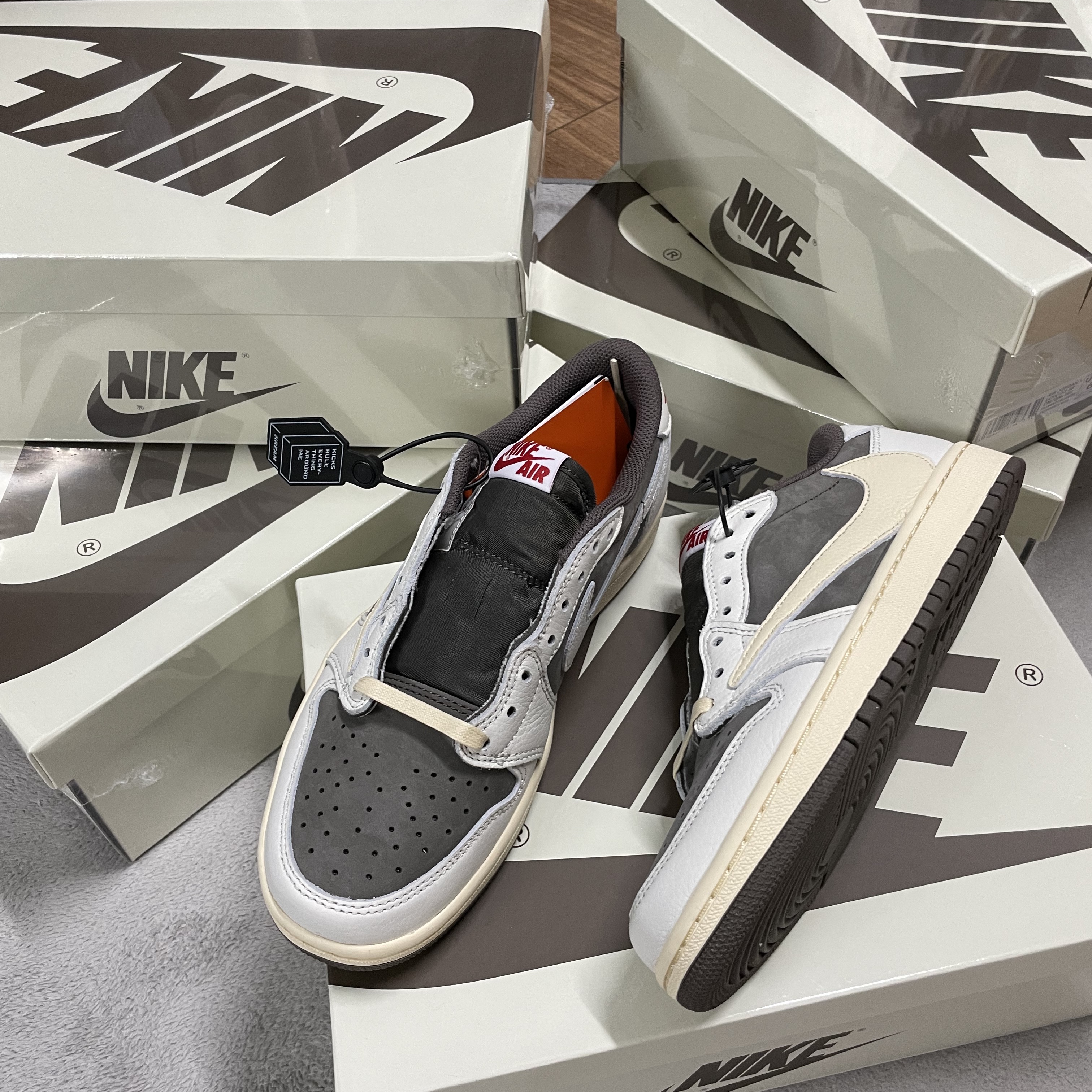 Jordan 1 x Travis Scott Retro Low OG SP Sail and Ridgerock 착용 스타일