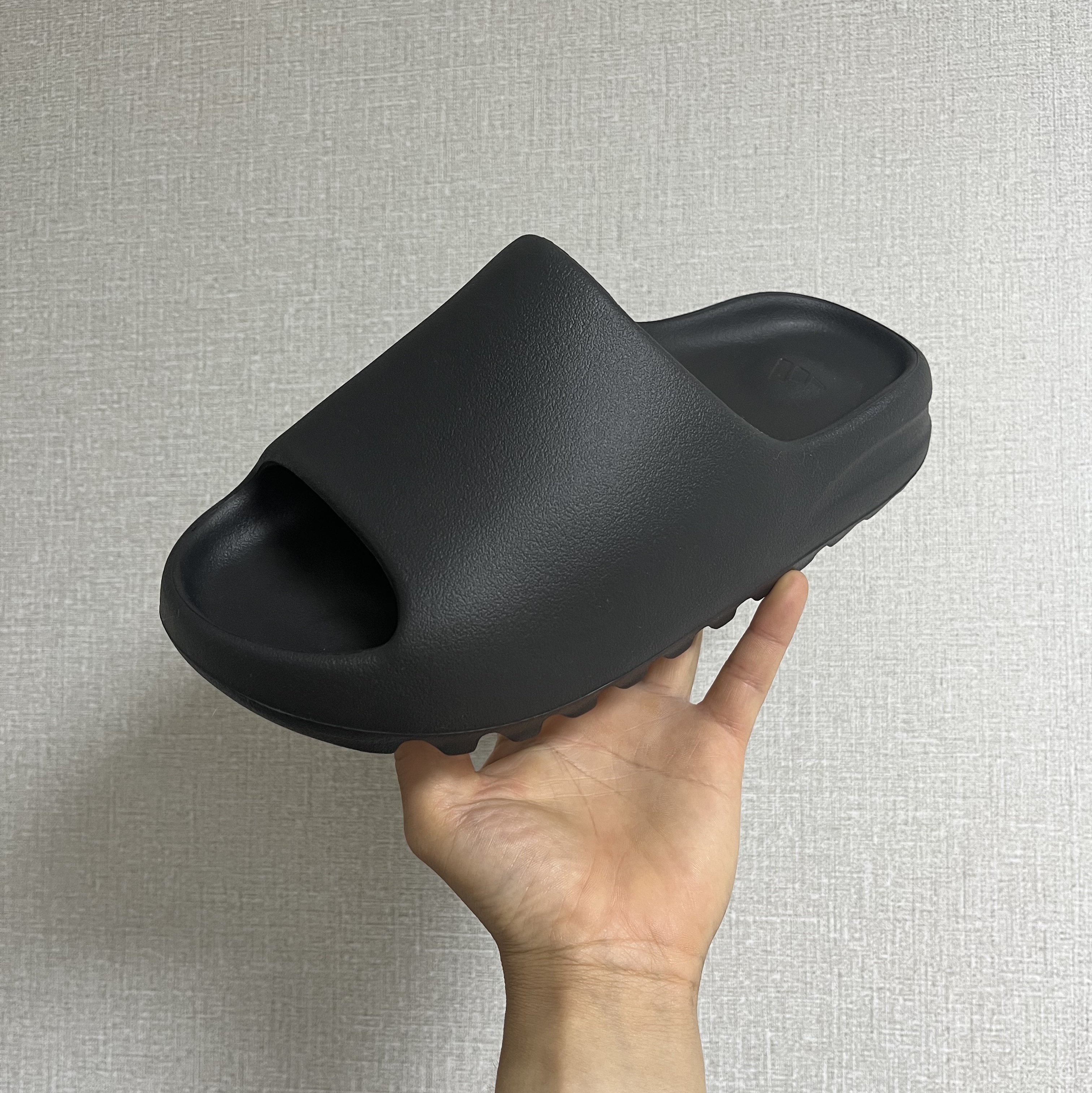 Adidas Yeezy Slide Onyx 착용 스타일