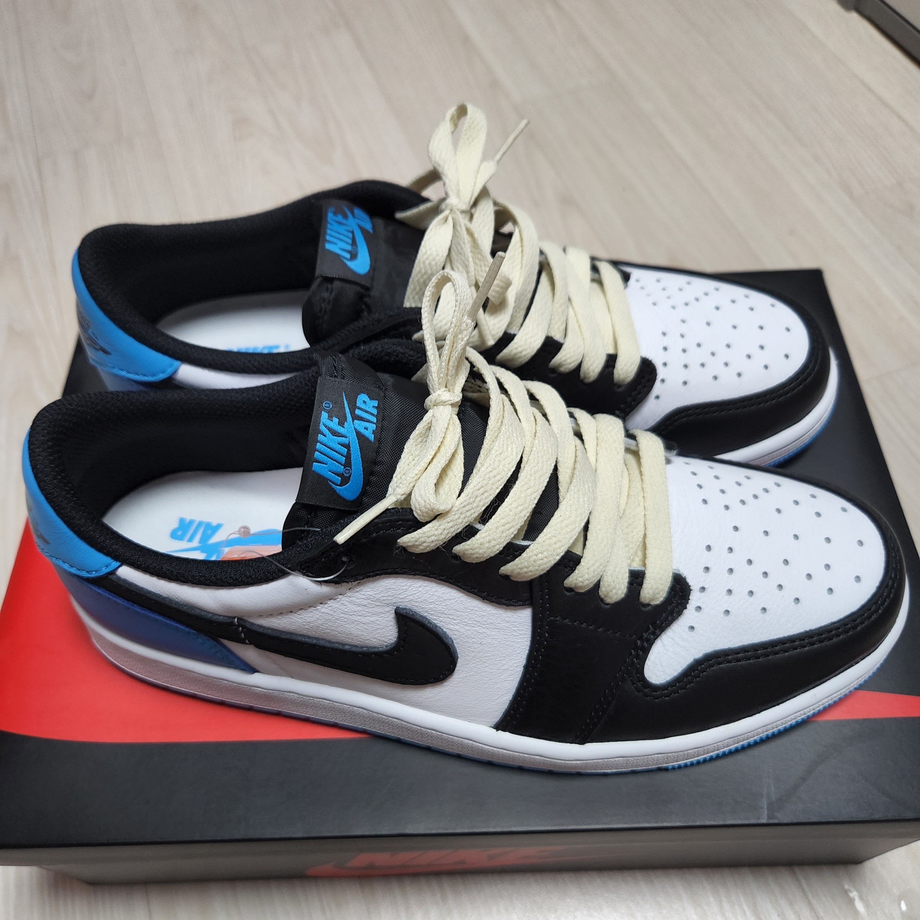 Jordan 1 Retro Low OG Black and Dark Powder Blue 착용 스타일 - 1