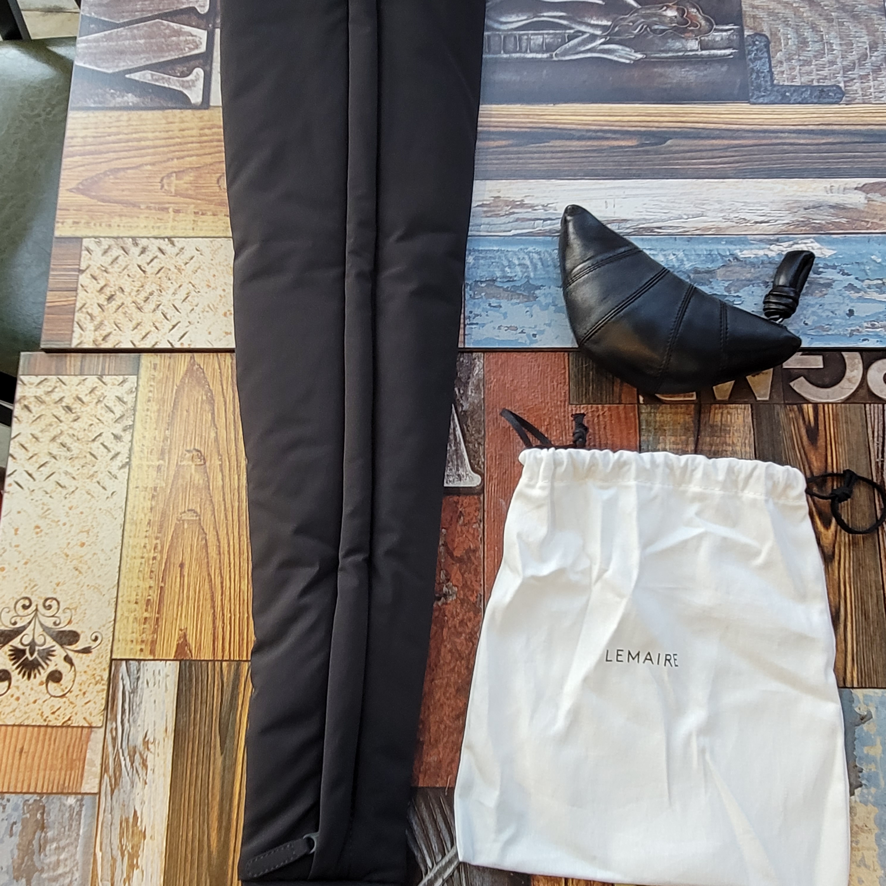 Yeezy Gap Engineered By Balenciaga Snake Bag Black, Lemaire Croissant Coin Purse Soft Nappa Leather Black 착용 스타일 - 1