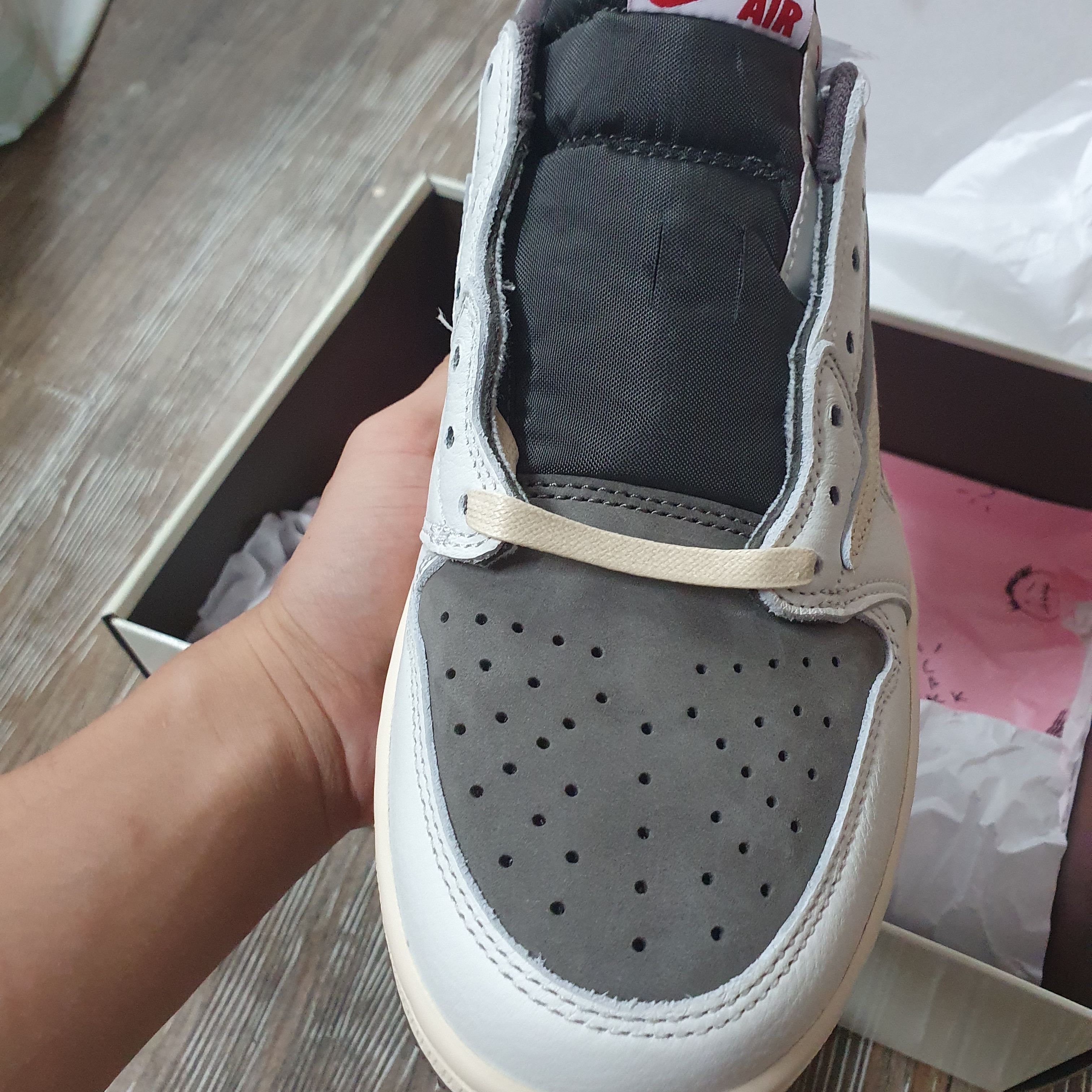 Jordan 1 x Travis Scott Retro Low OG SP Sail and Ridgerock 착용 스타일 - 2