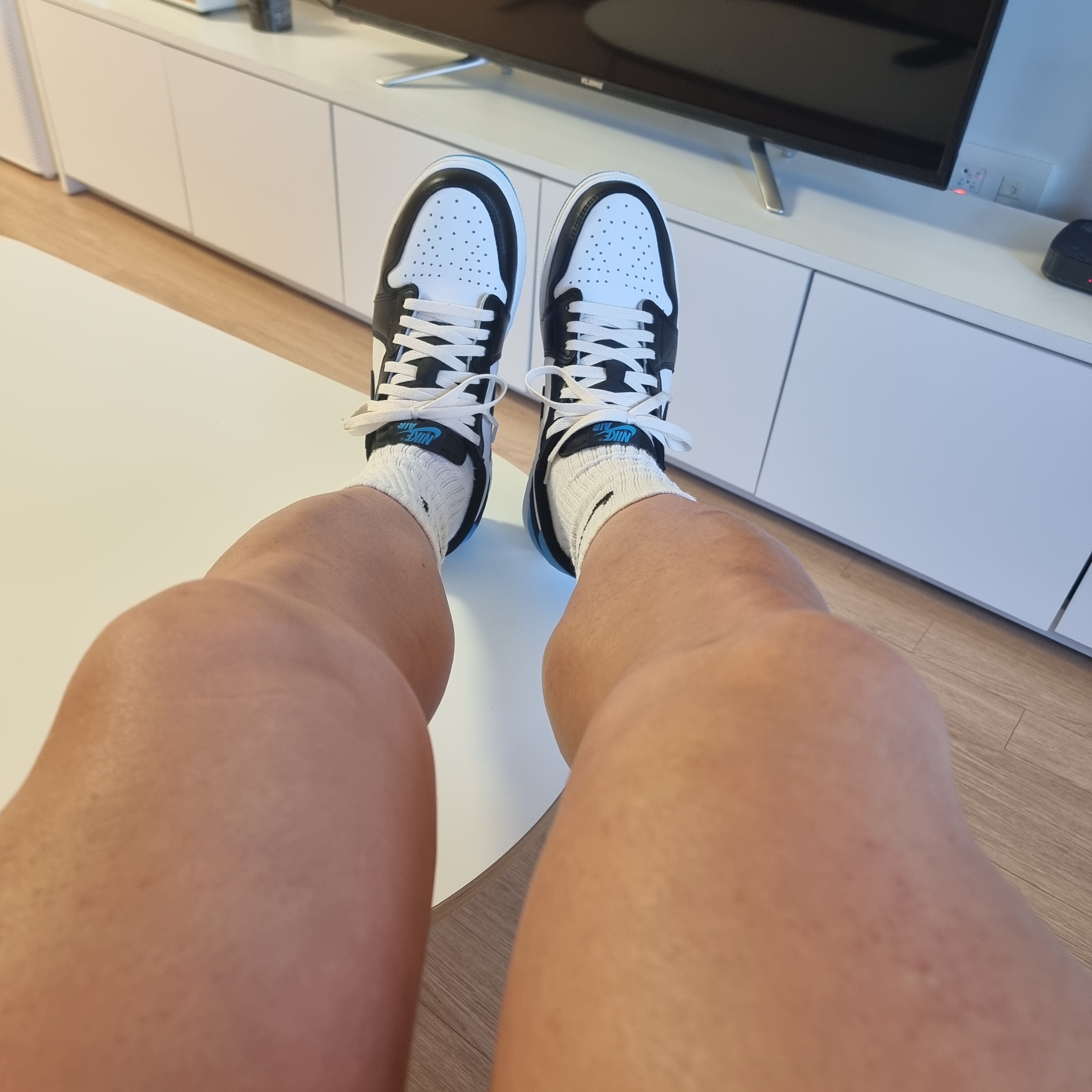 Jordan 1 Retro Low OG Black and Dark Powder Blue 착용 스타일 - 1